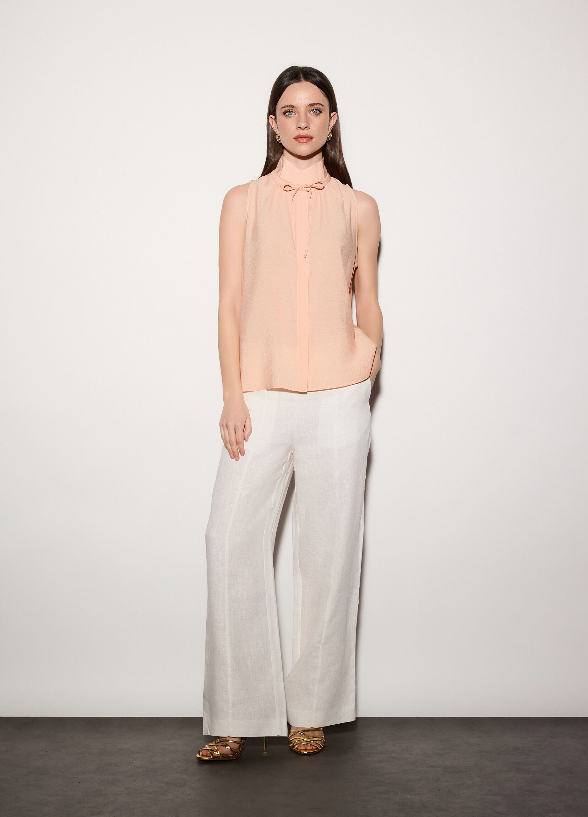 Camicia smanicata regular fit a collo alto in poli-viscosa donna_0