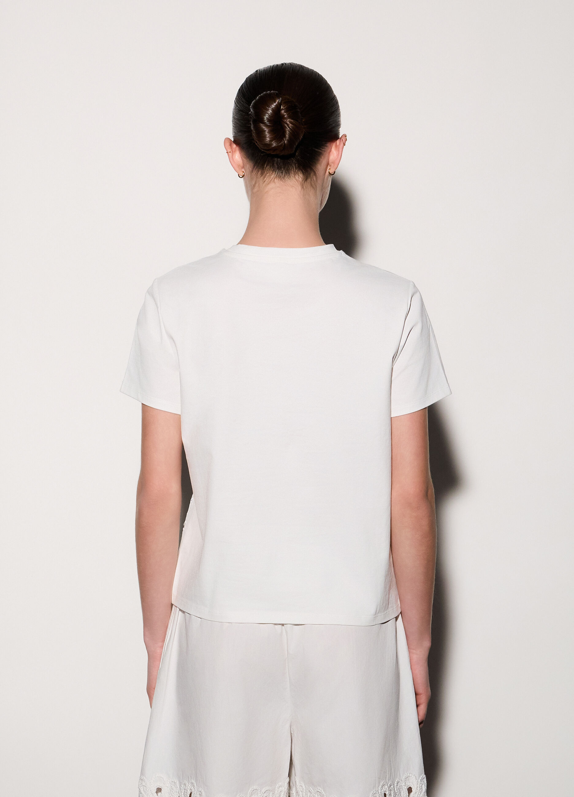 T-shirt girocollo con ricami donna_2