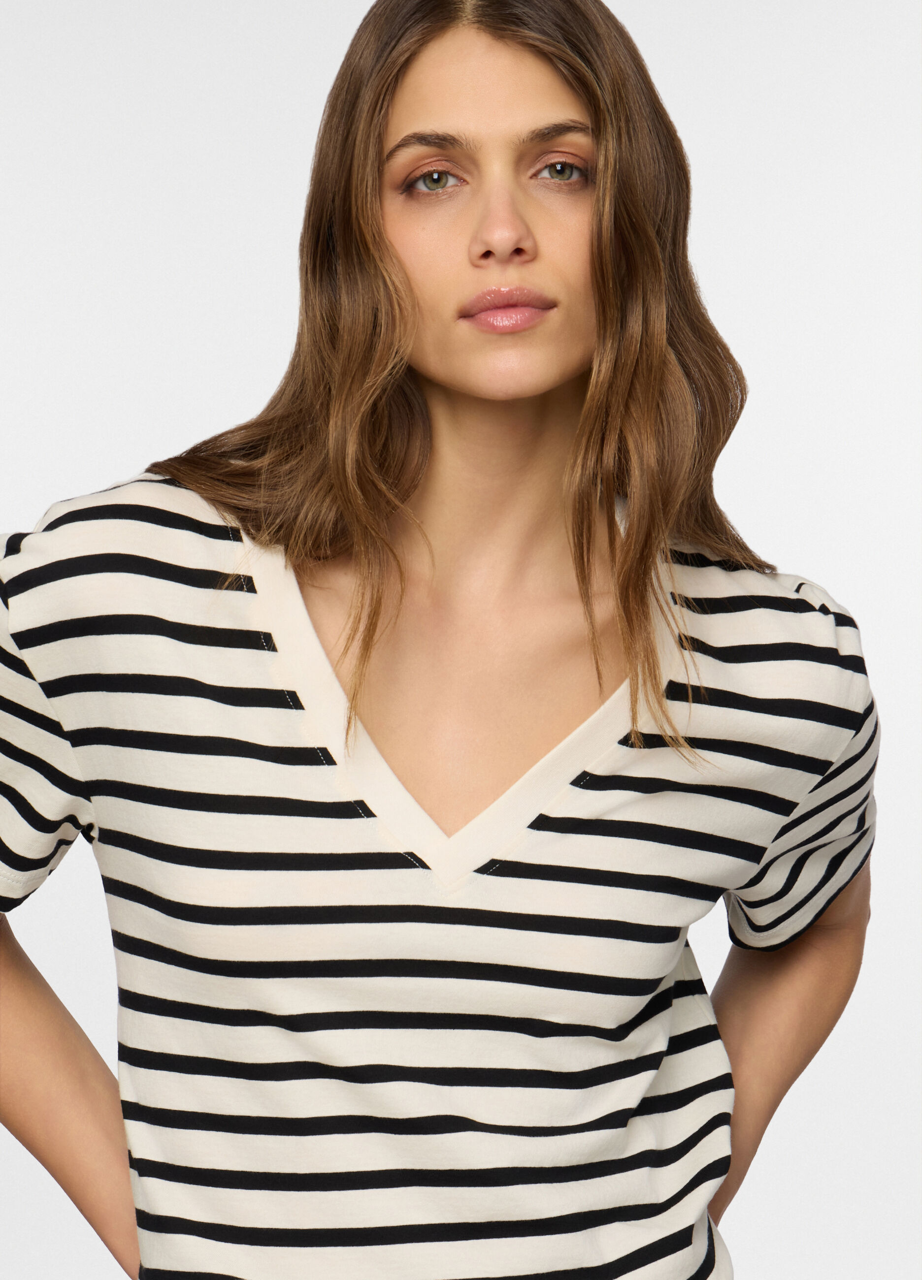 T-shirt con scollo a V donna_2