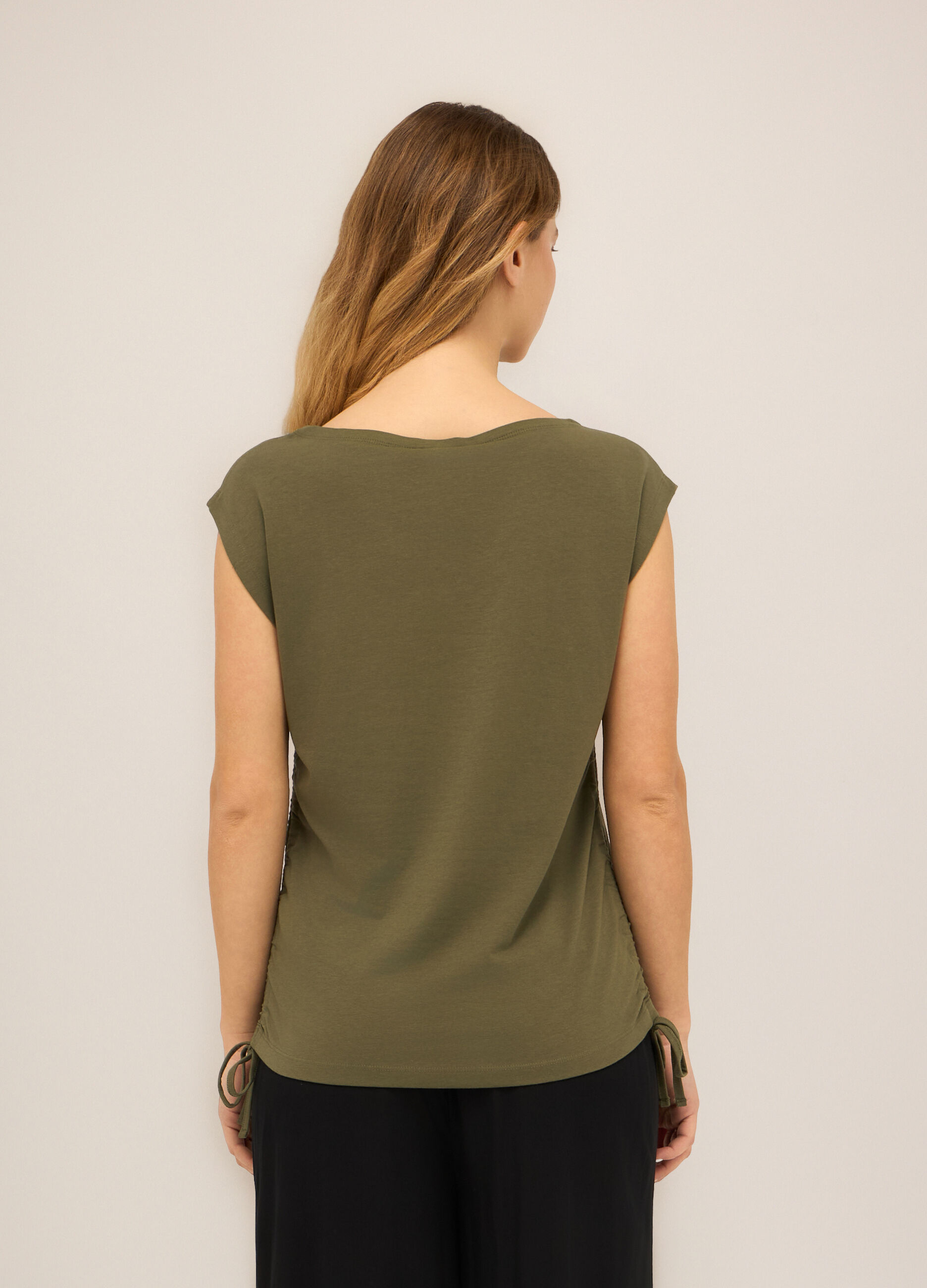 T-shirt smanicata in cotone stretch donna_1