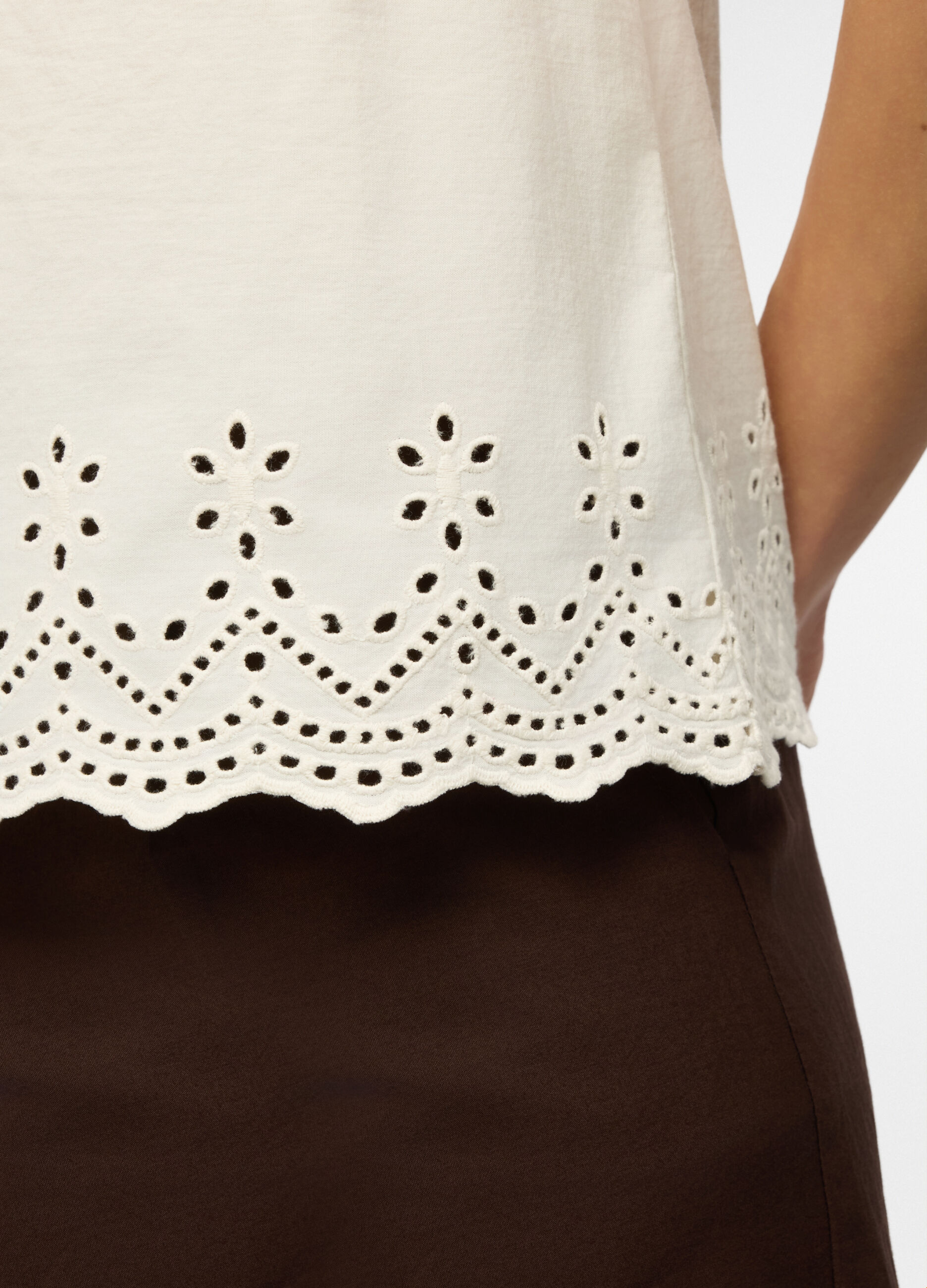 Top smanicato con scollo rotondo e ricamo donna_2