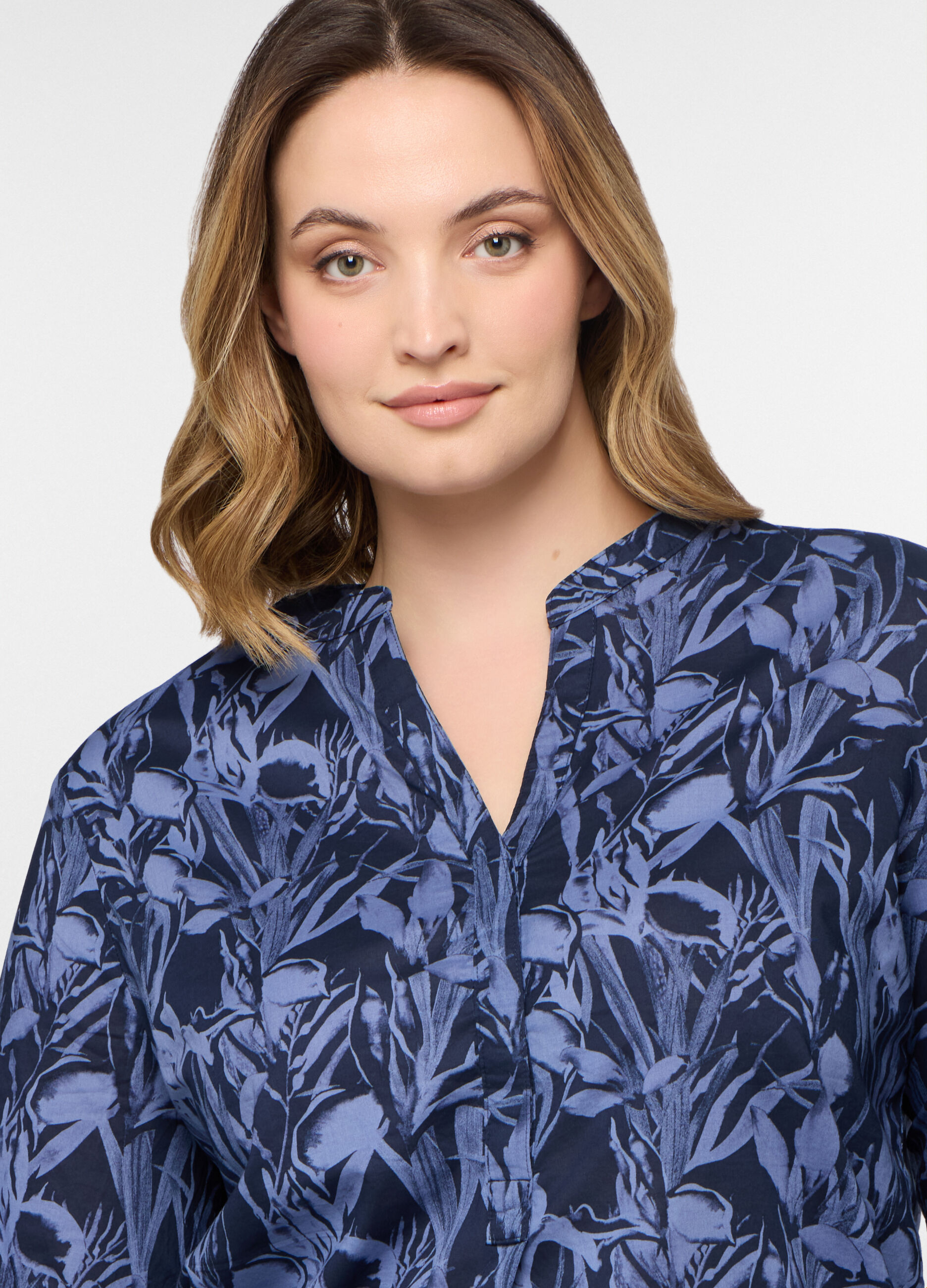 Blusa regular fit con scollo a V donna curvy _2