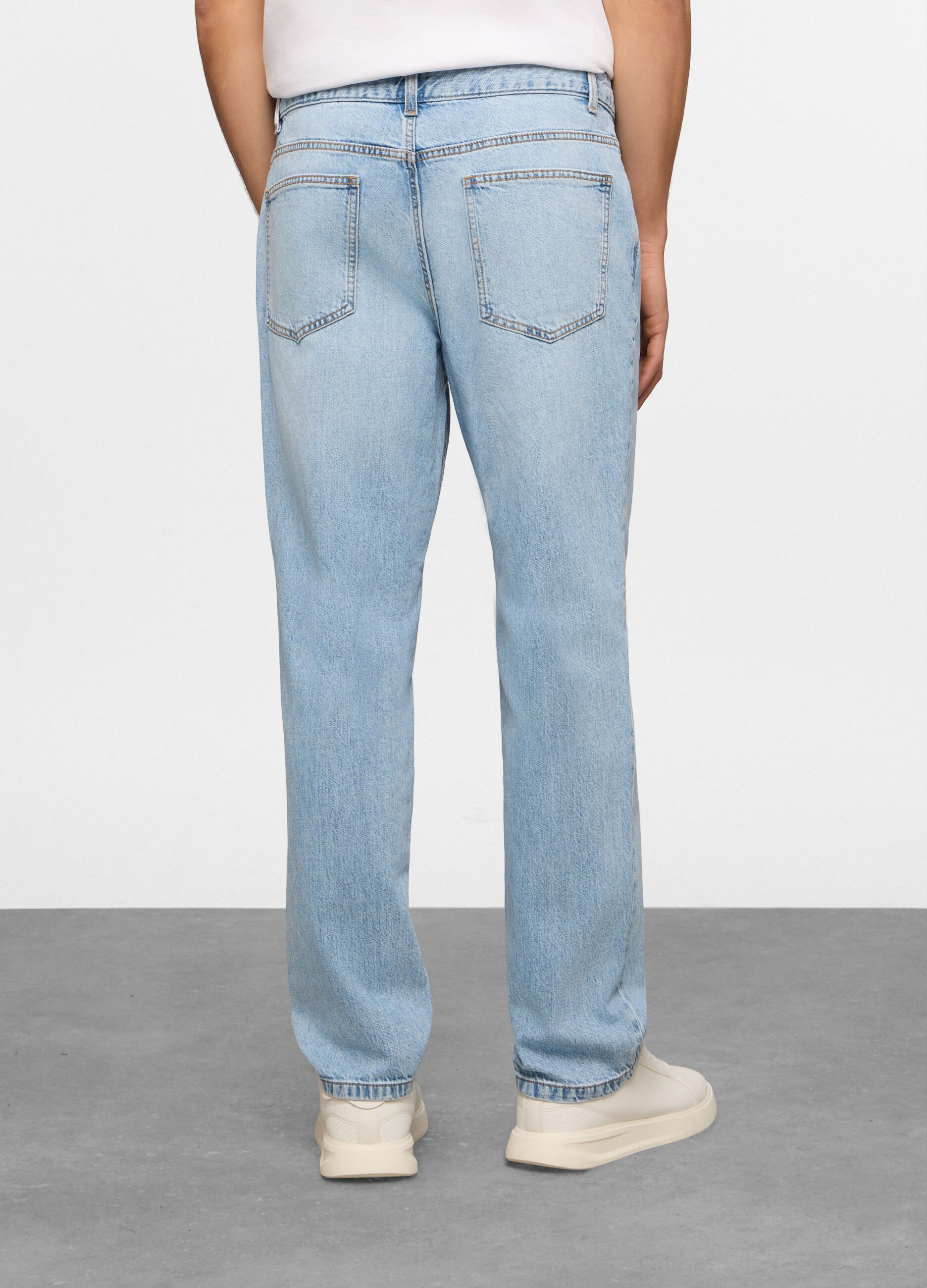 Jeans regular fit in denim di cotone e lino uomo_1