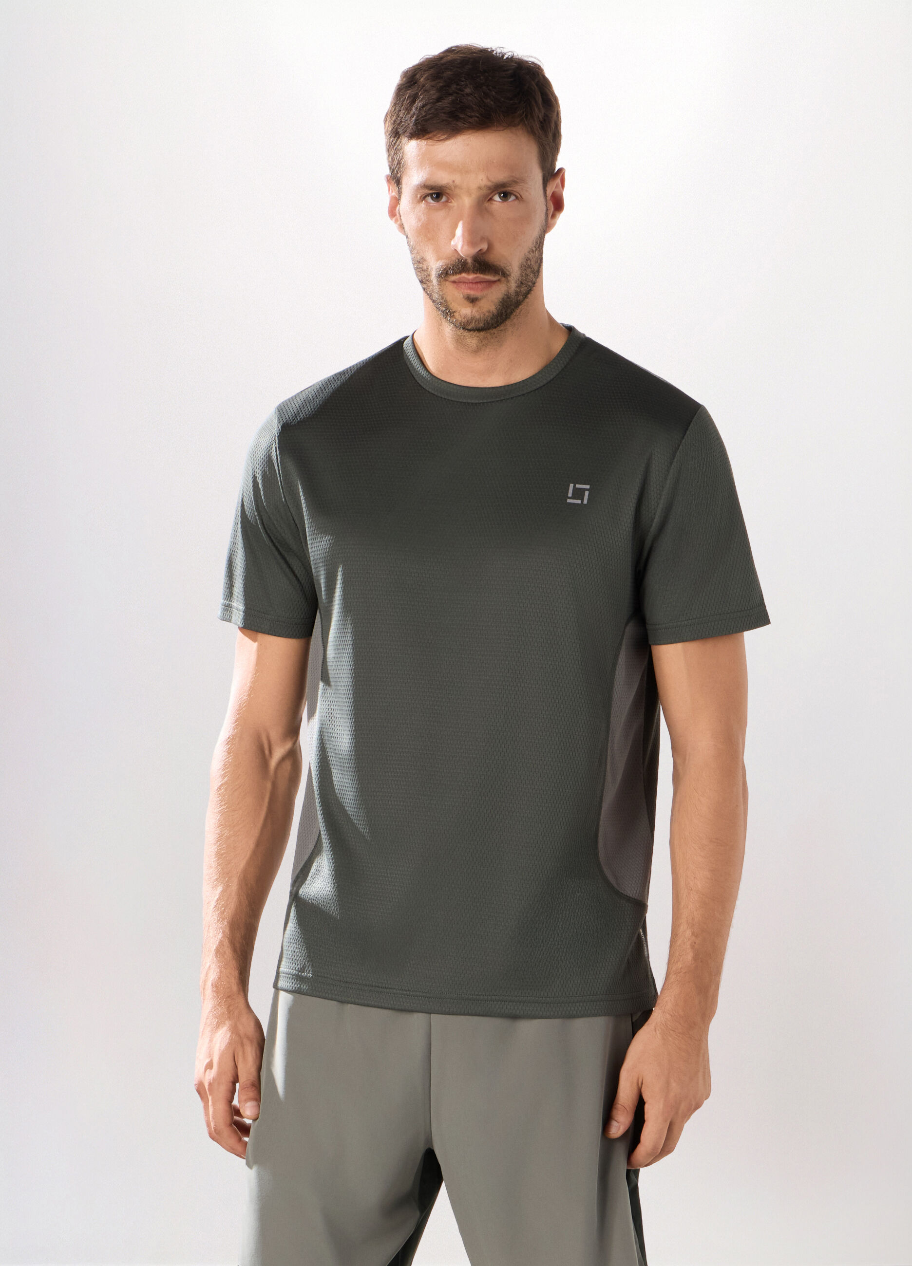 T-shirt sportiva in tessuto tecnico uomo_0
