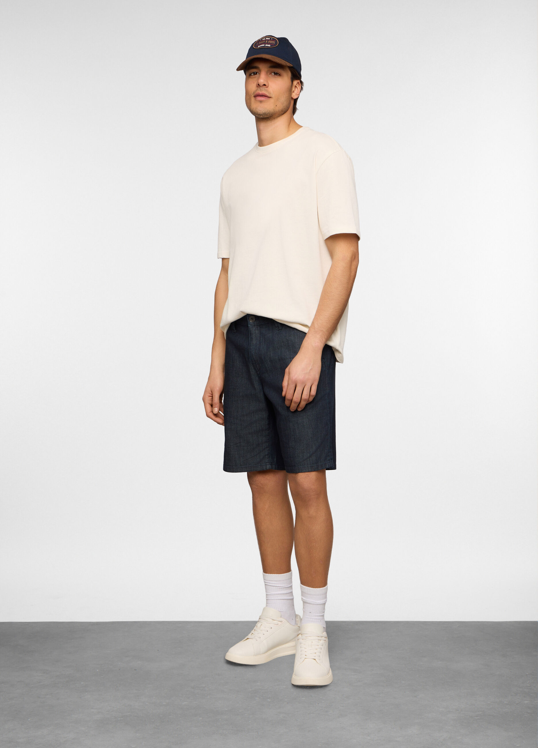 Bermuda in denim lavato di cotone e viscosa uomo_0