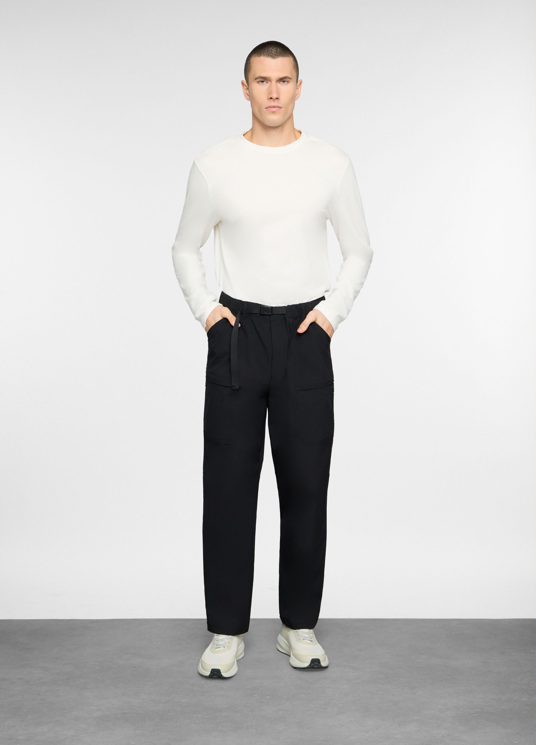 Pantaloni cargo in tessuto stretch uomo_0