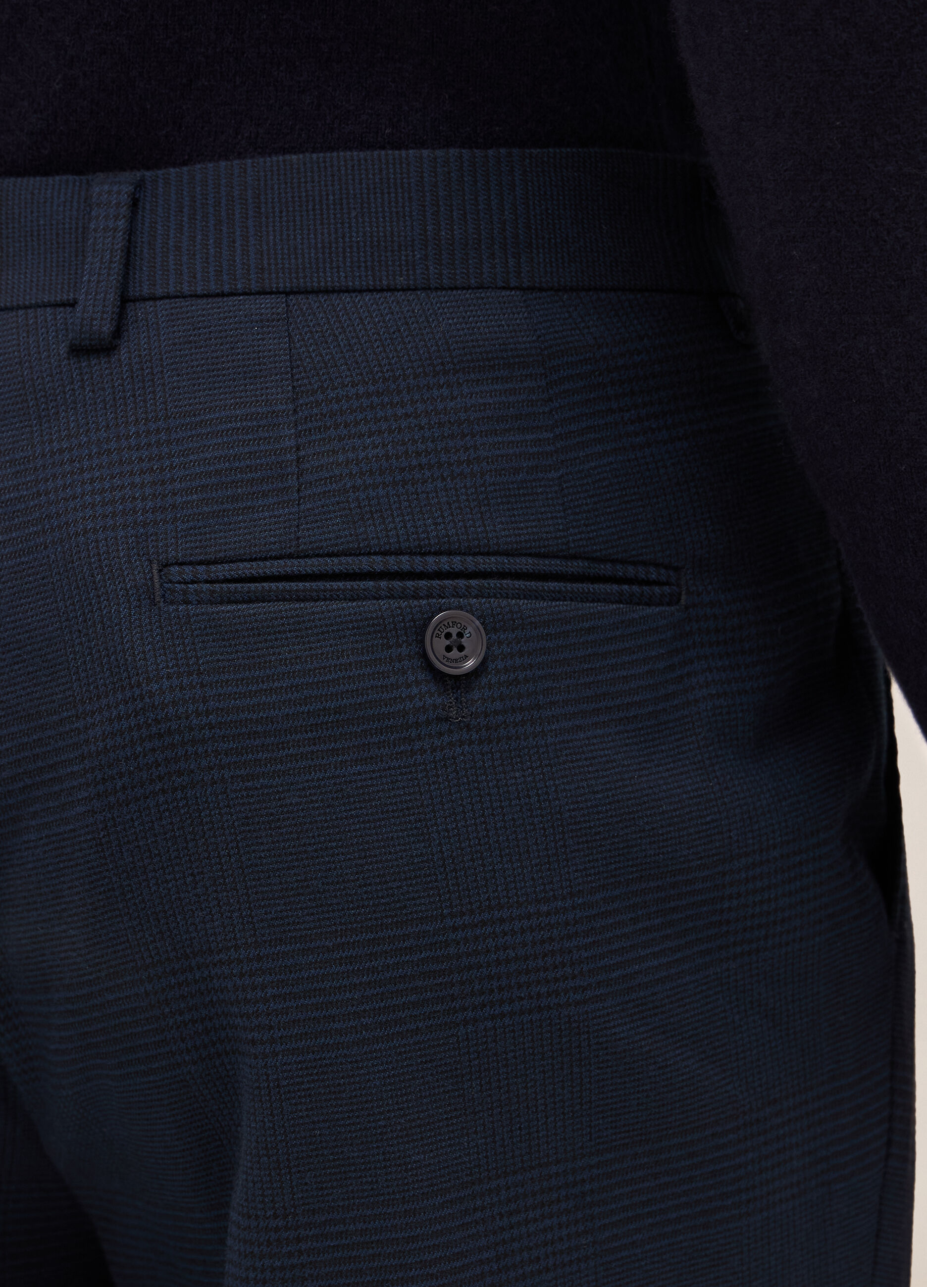 Pantalone slim fit in tessuto stretch uomo_2