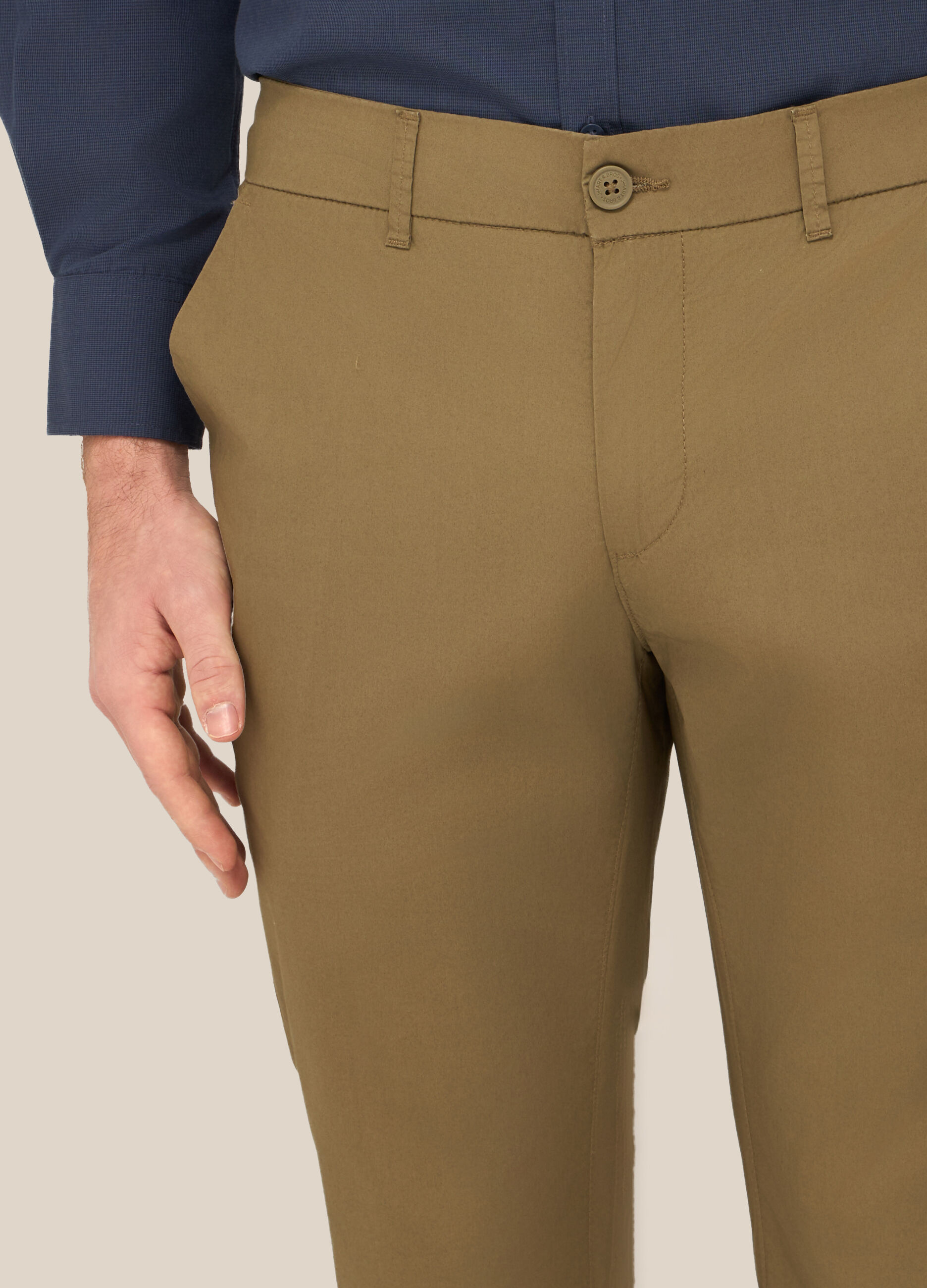 Pantaloni chino in tela di cotone stretch uomo_2