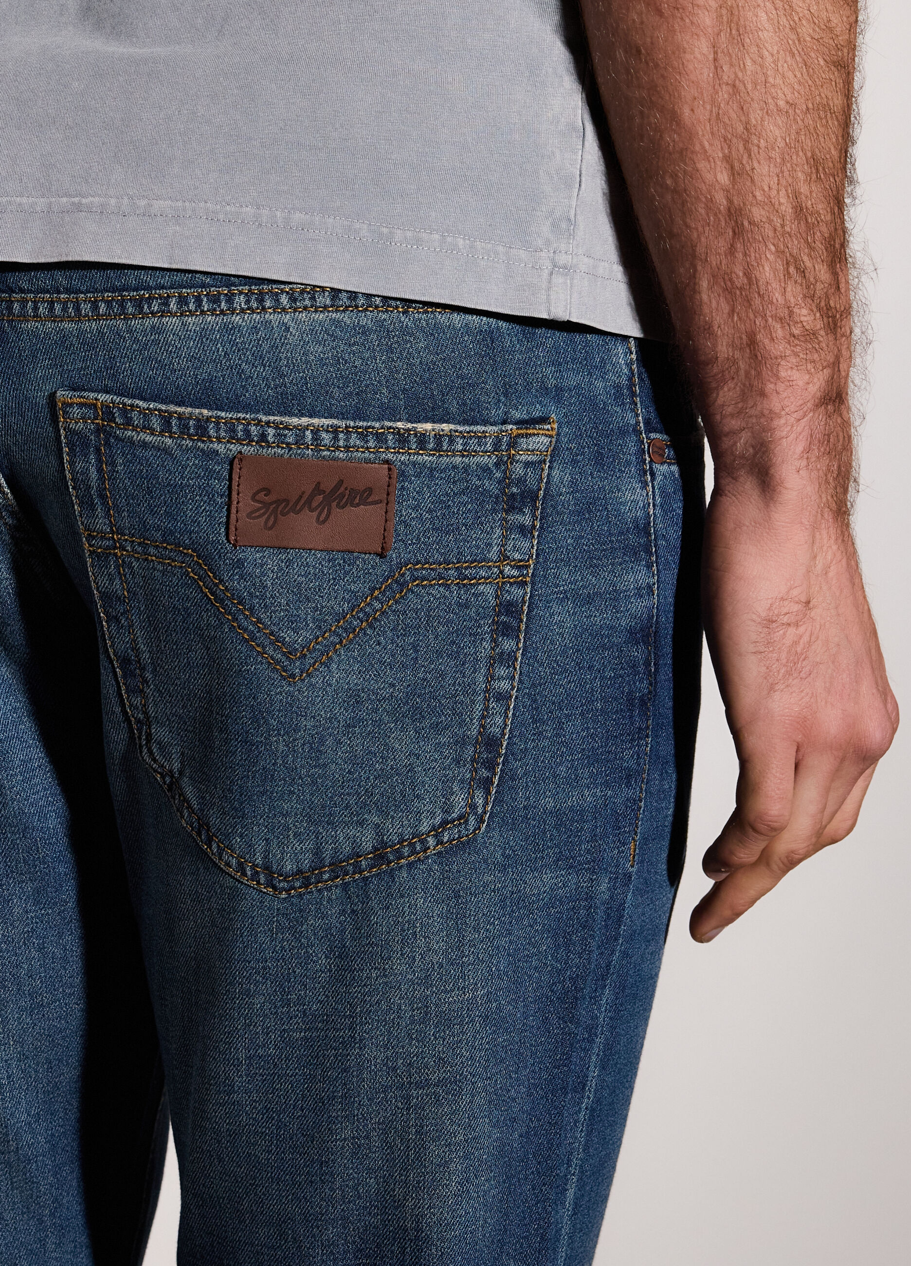 Jeans regular fit in denim di cotone e lino uomo_3