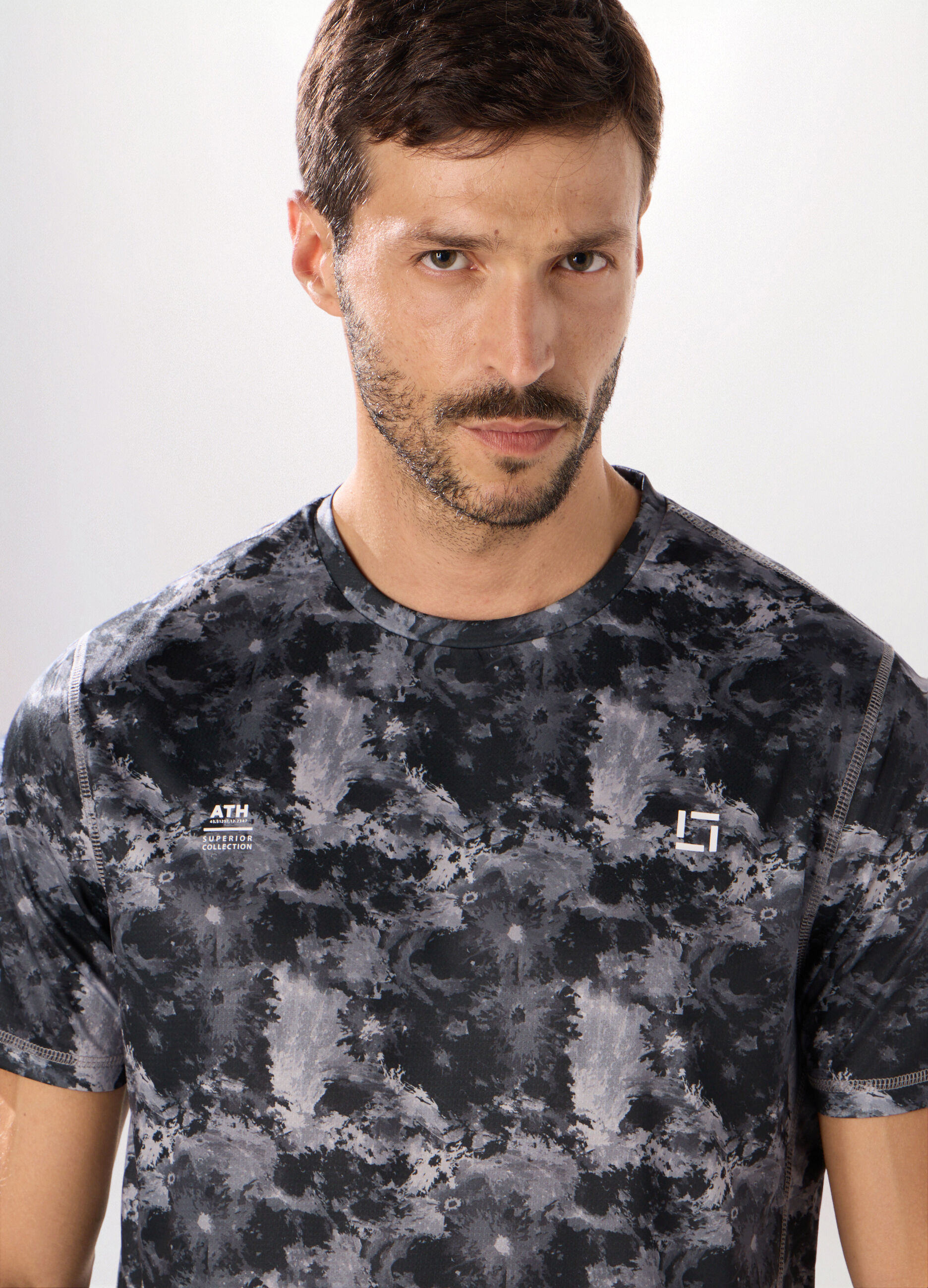 T-shirt sportiva con stampa uomo_2
