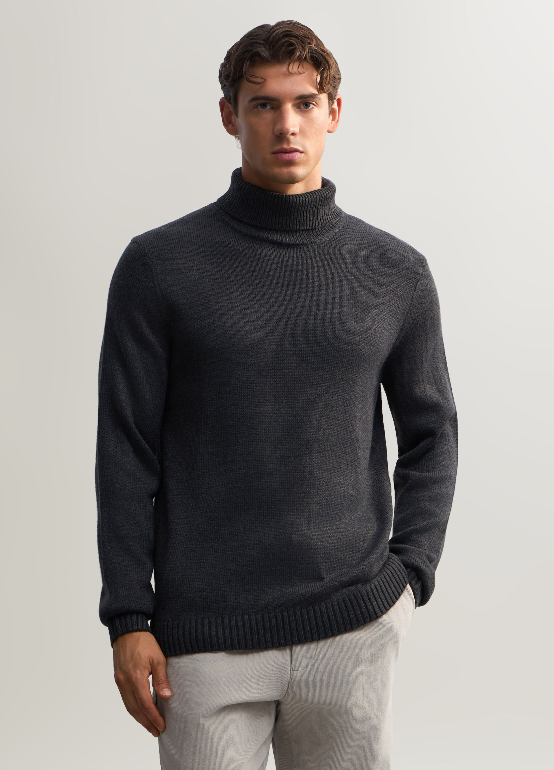 Maglione collo alto a maglia rasata uomo_0