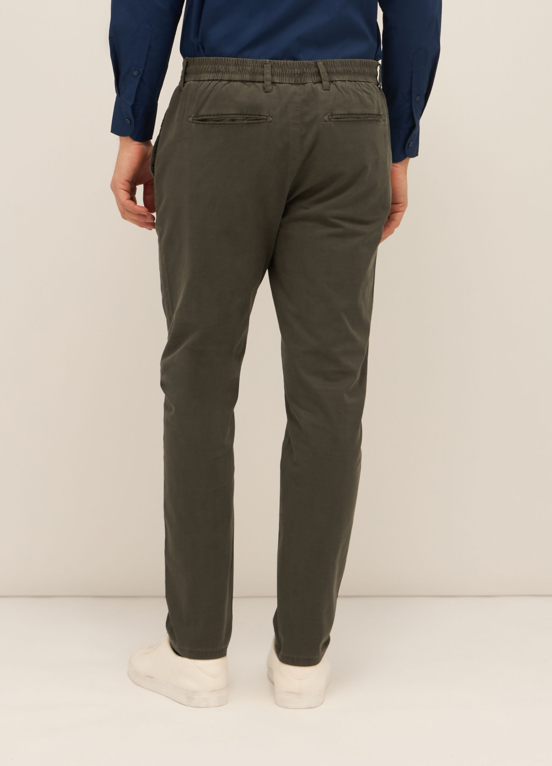 Pantaloni chino regular fit in cotone stretch uomo_1