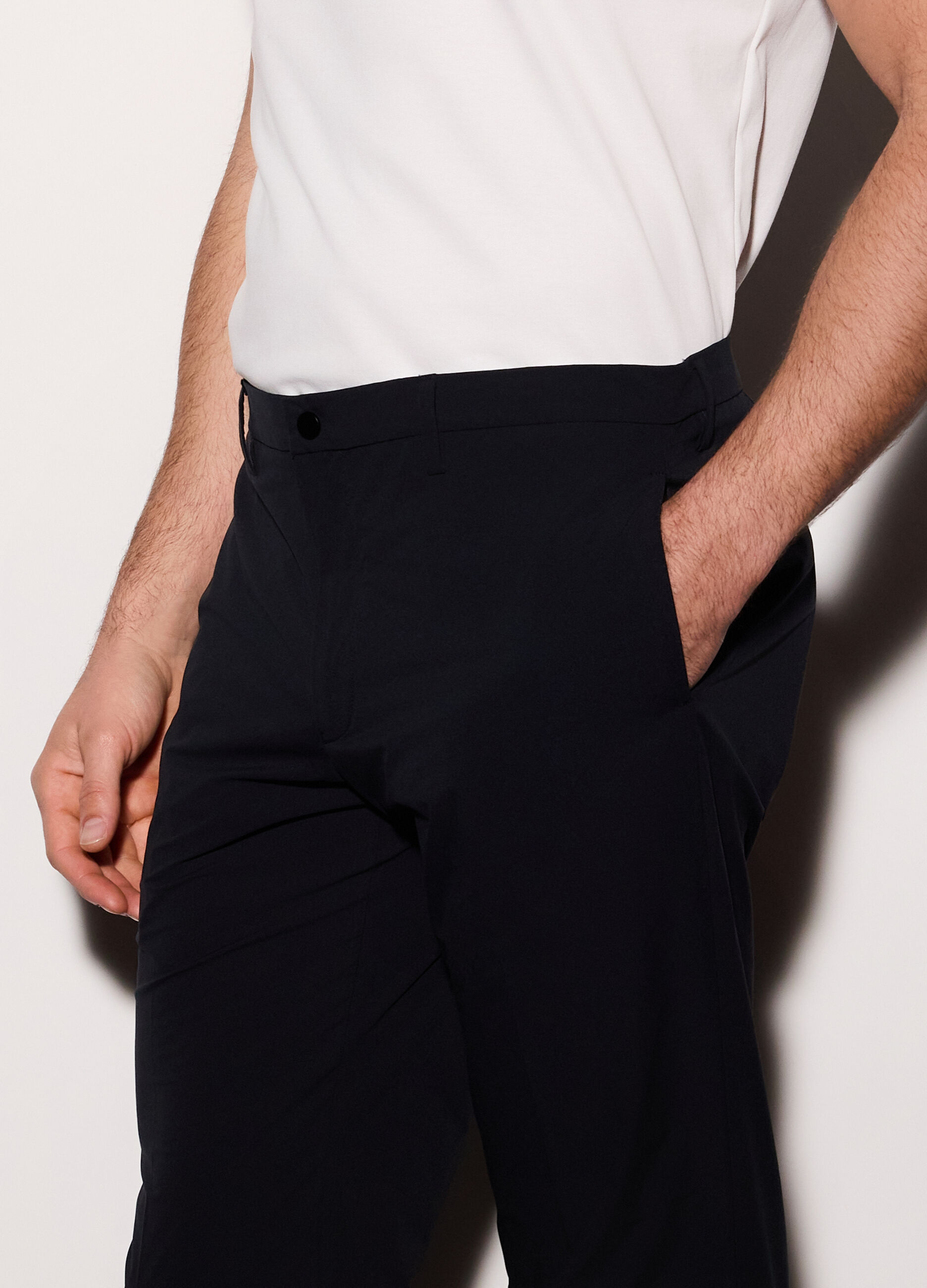 Pantaloni chino slim fit in tessuto tecnico uomo_2