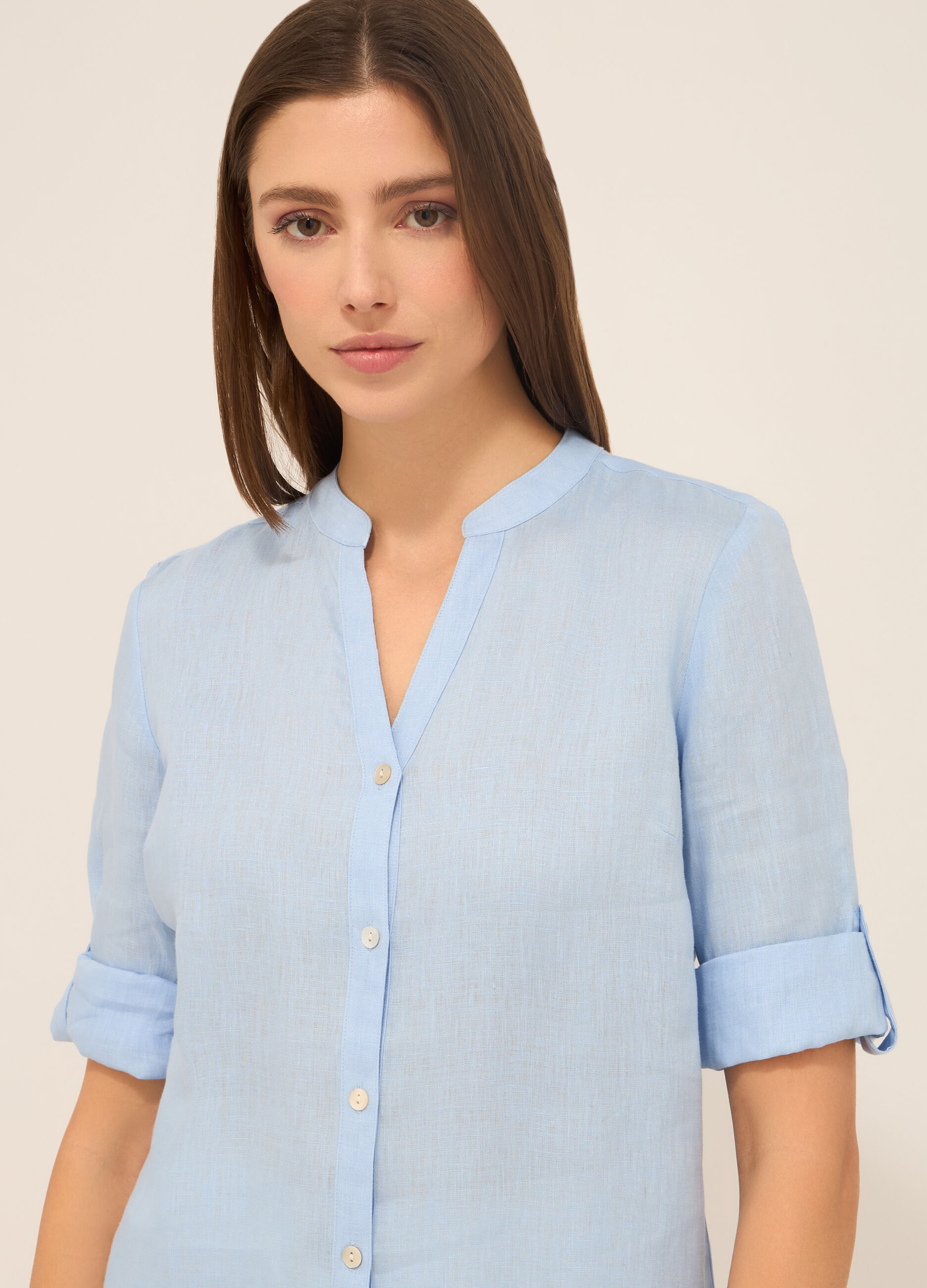 Camicia in puro lino con scollo a V donna_2