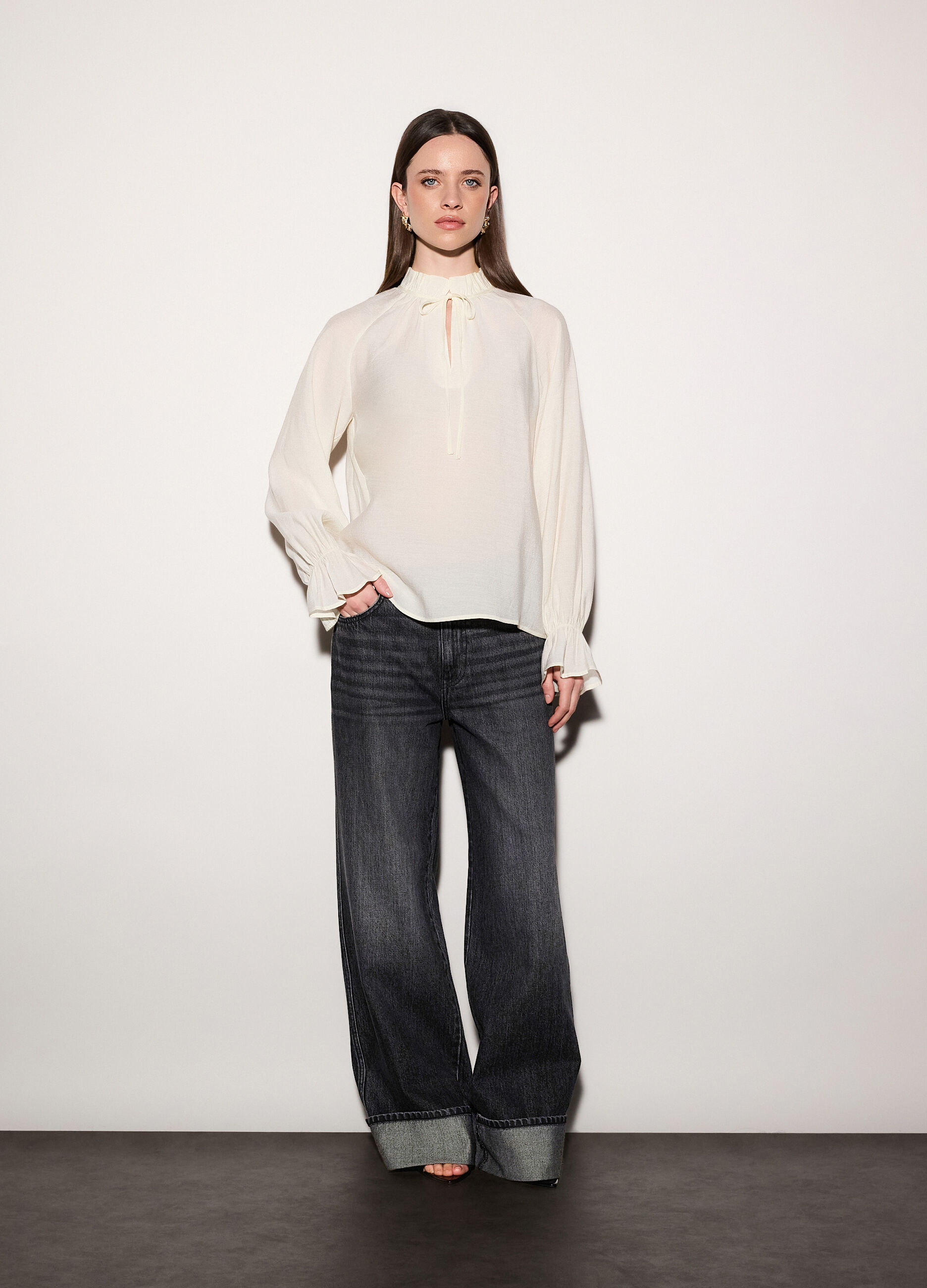 Blusa over fit con scollo a goccia donna_0