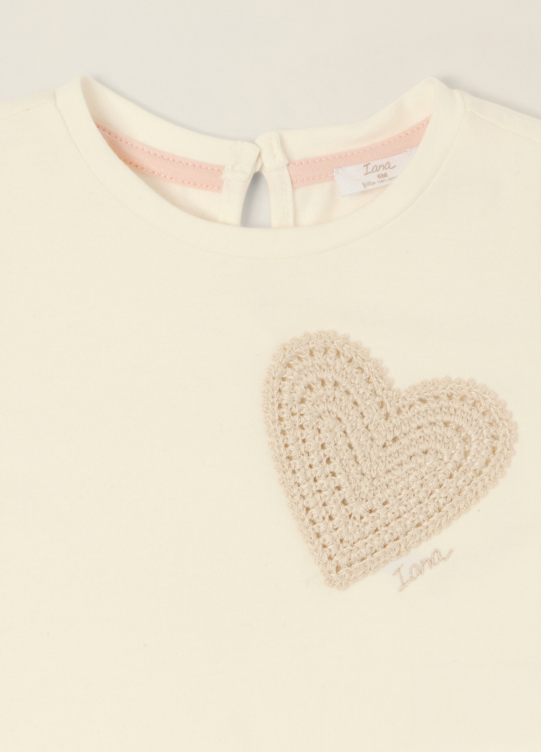 T-shirt bianca in cotone elasticizzato con applicazione cuoricino_2