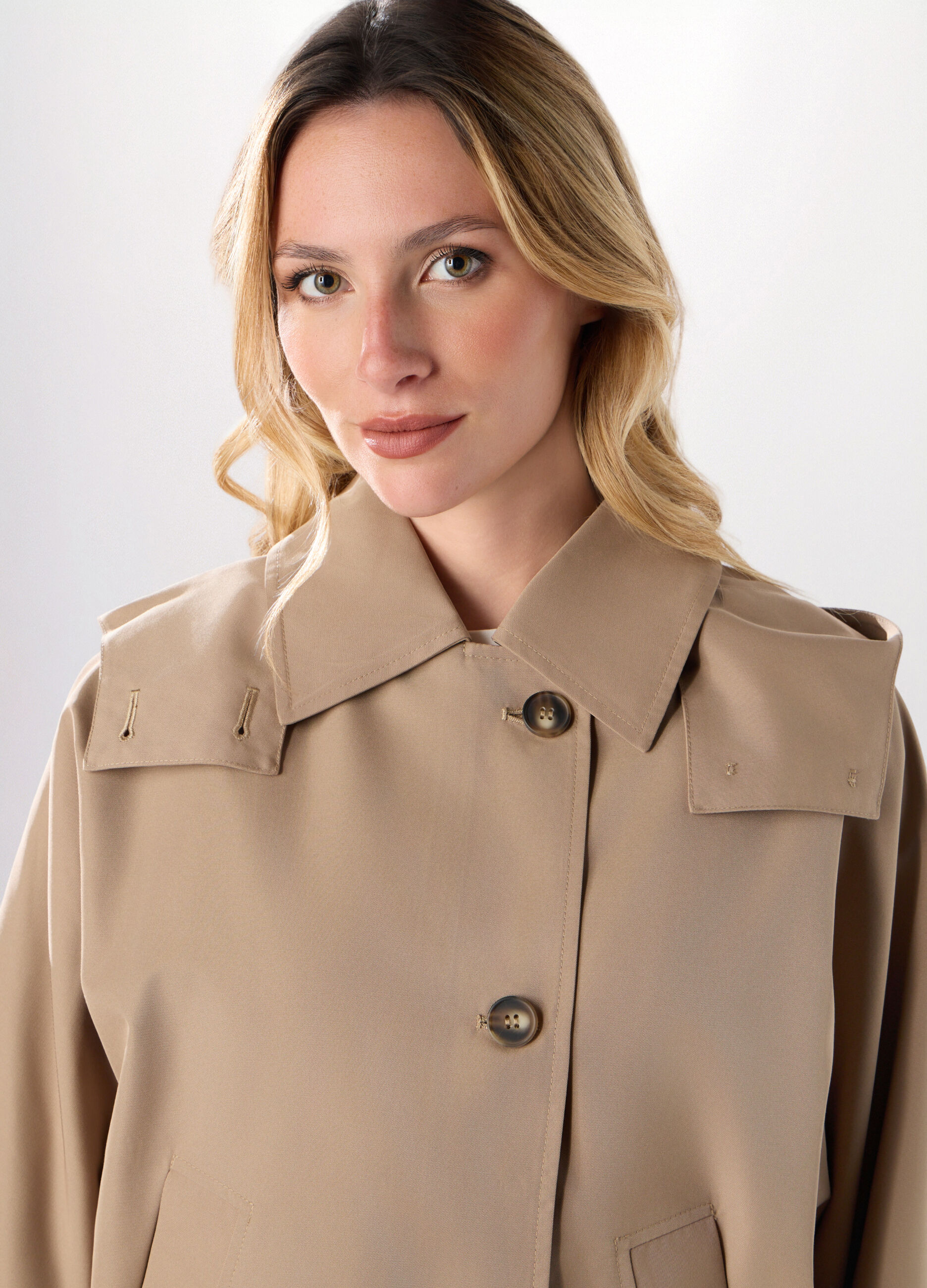 Trench corto con cappuccio donna_2