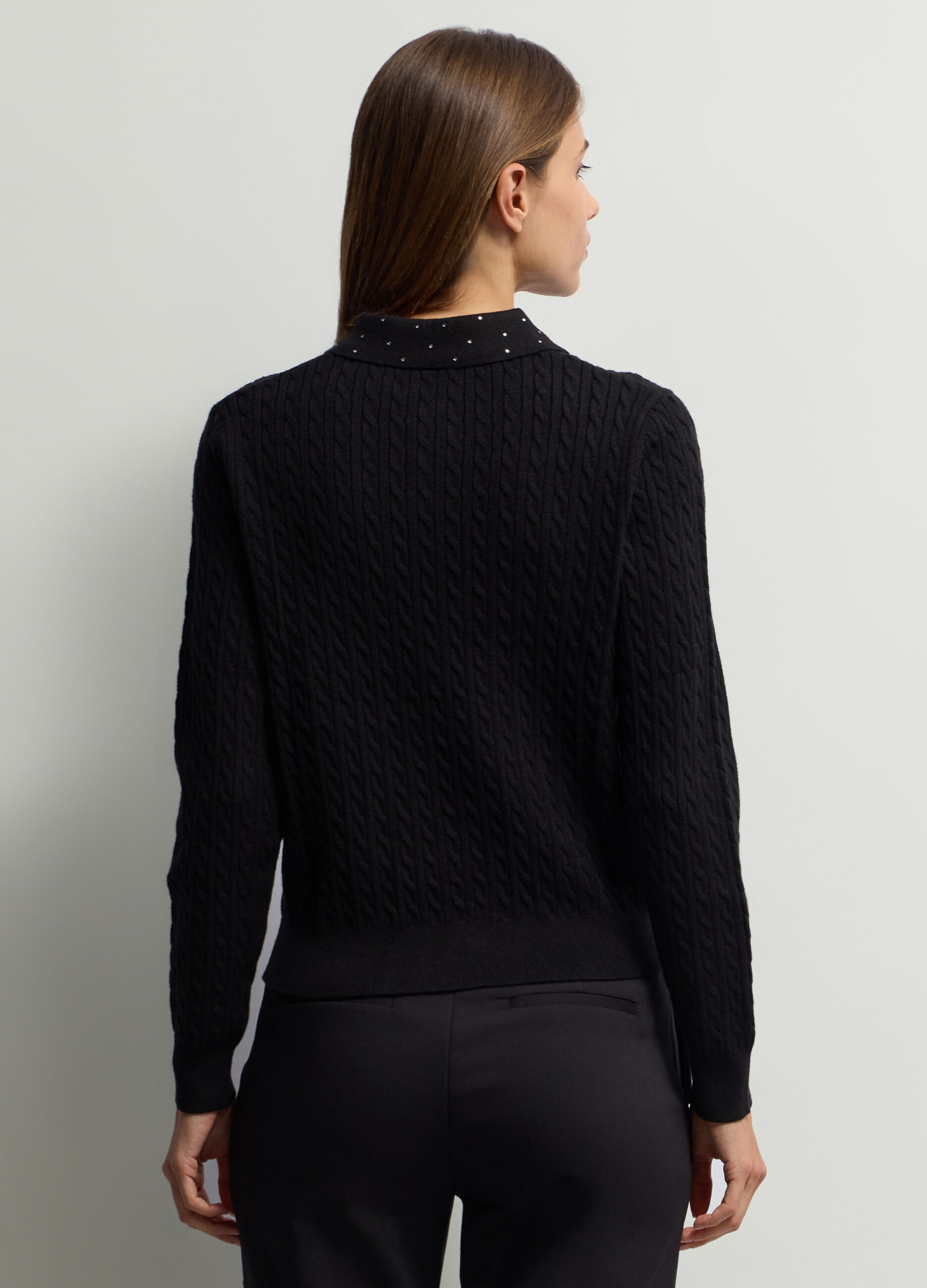 Maglia con coletto classico e lavorazione a treccia donna_1