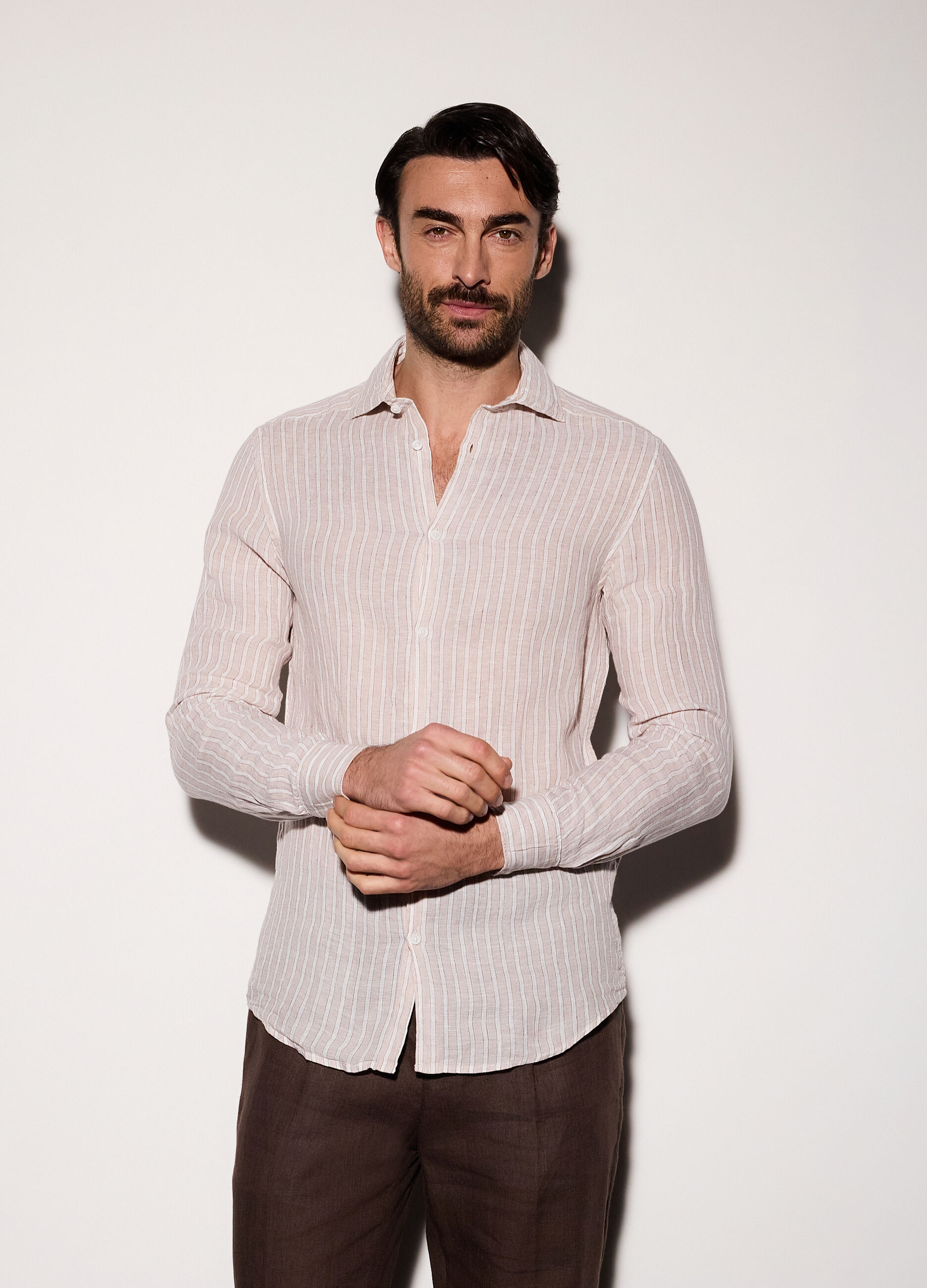 Camicia slim fit in lino a righe uomo_0