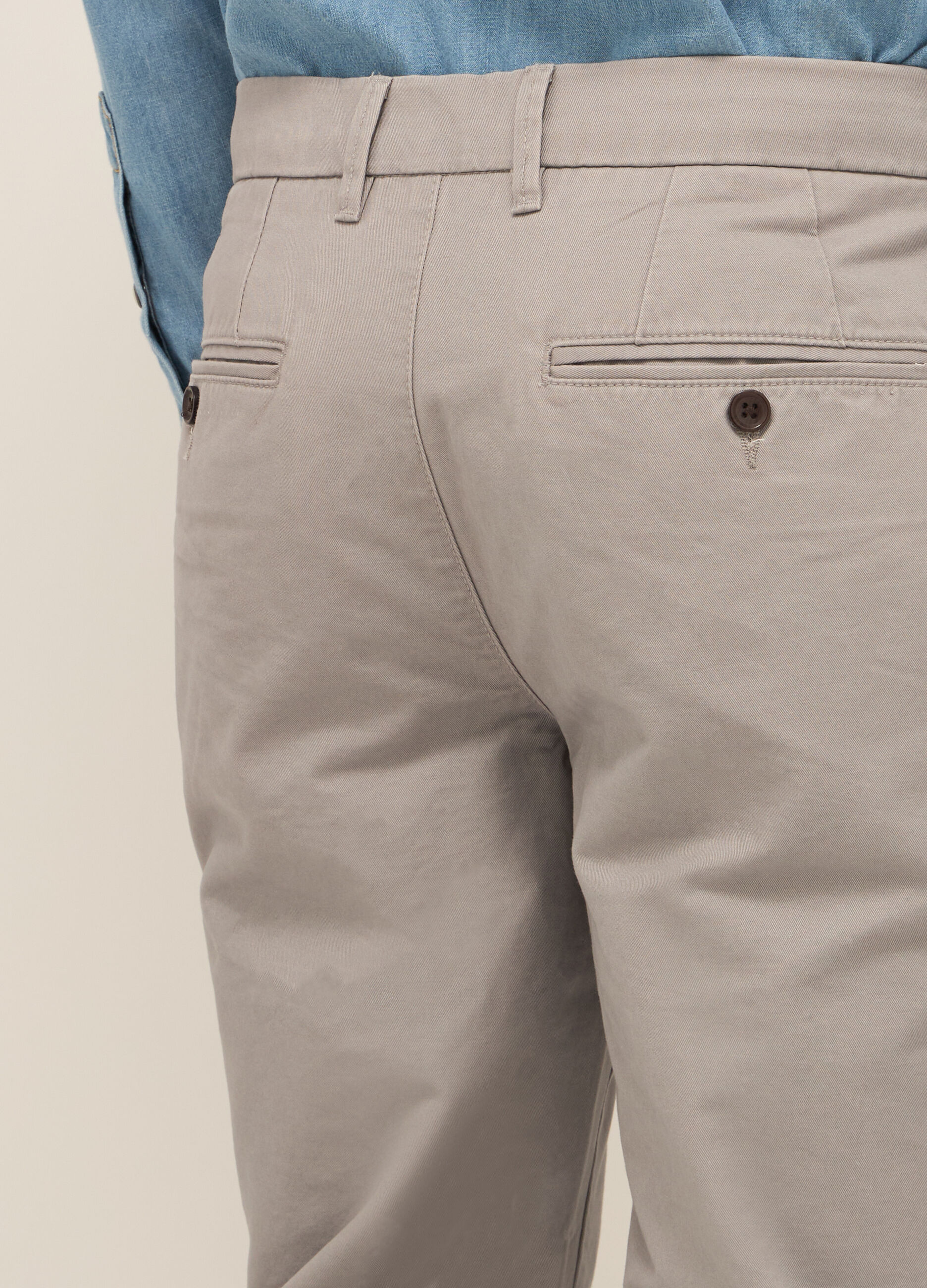 Pantaloni chino regular fit in puro cotone uomo_2