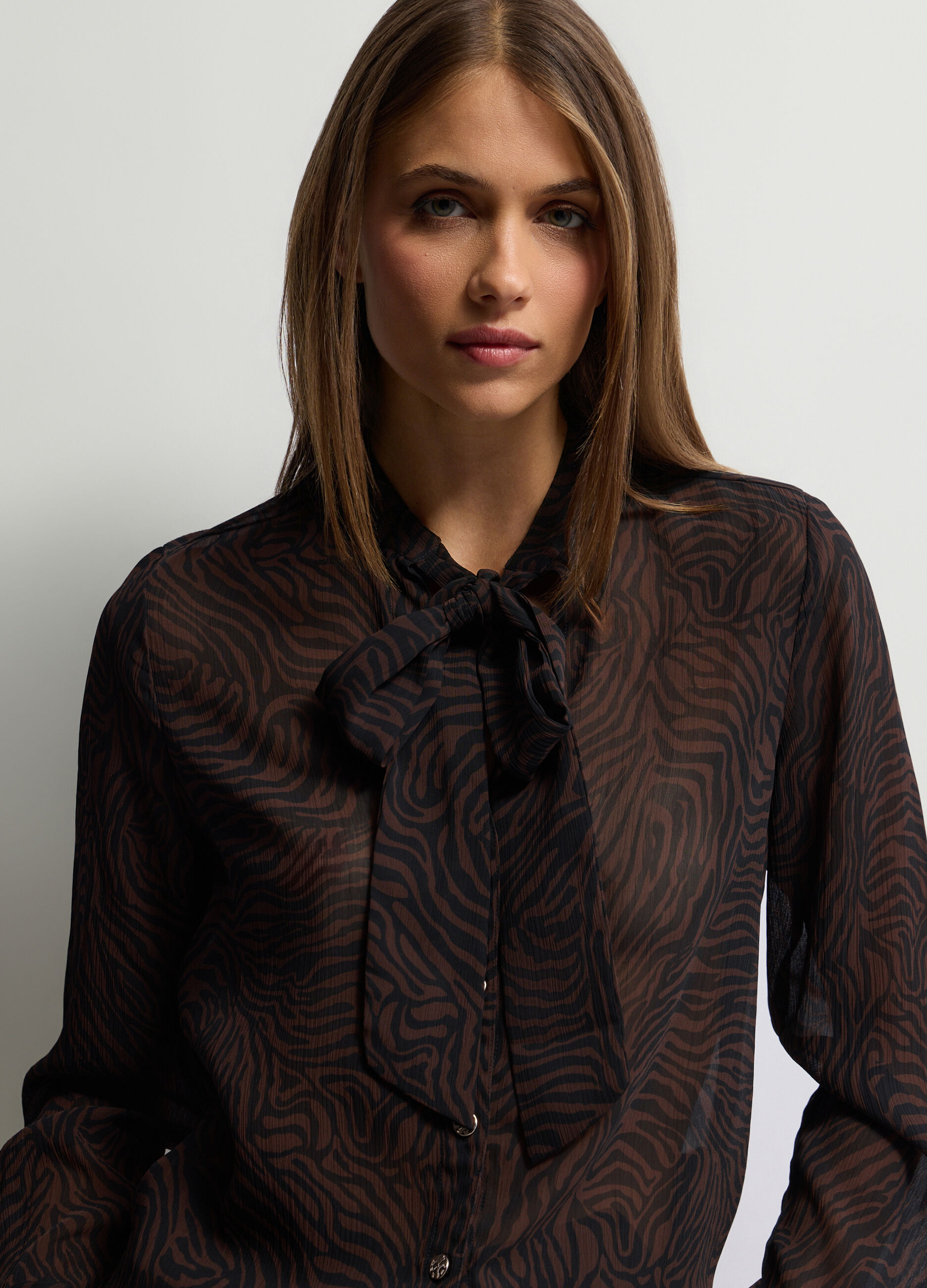 Camicia Fit Regular con scollo con fiocco donna_2