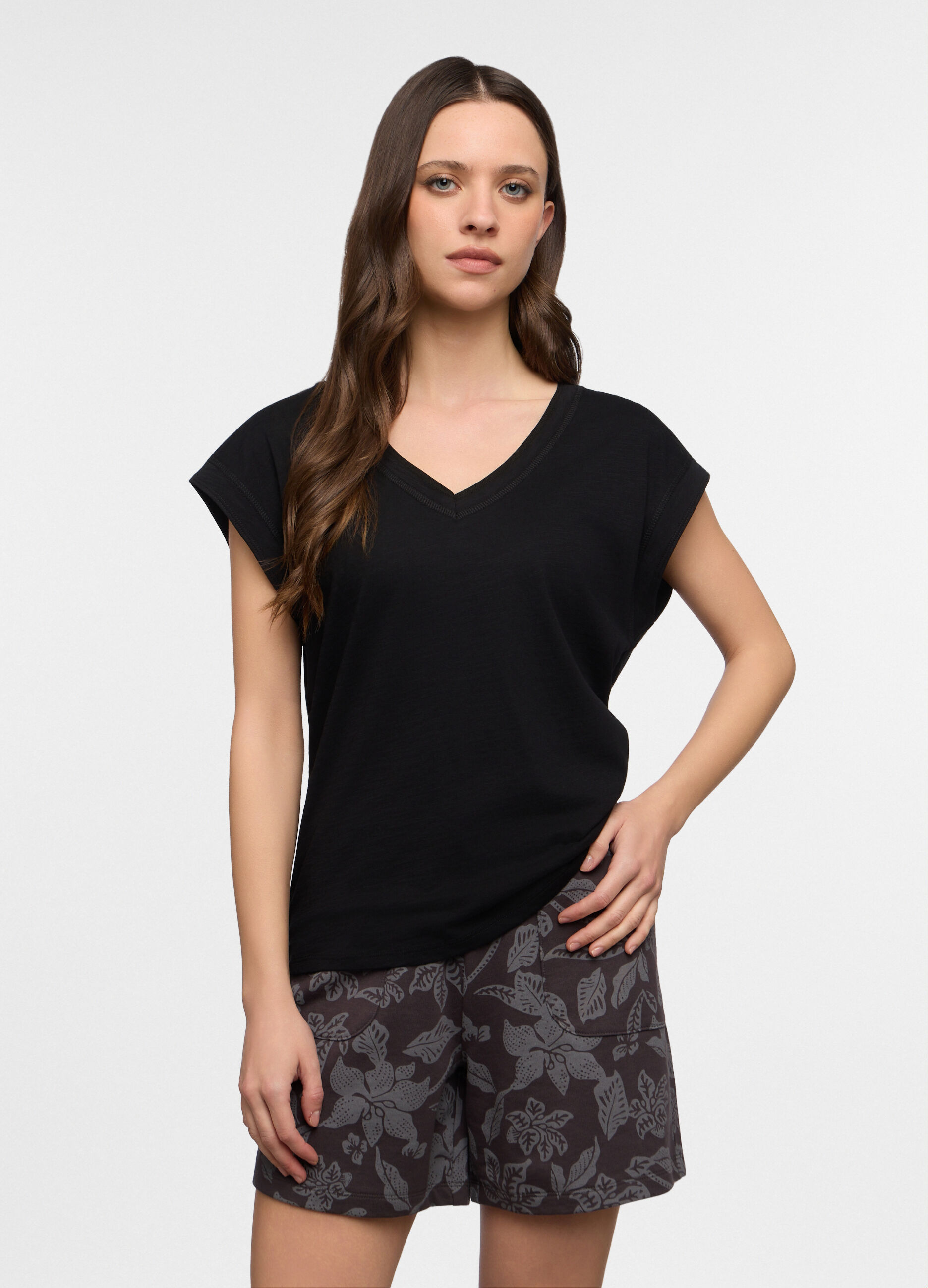 T-shirt con scollo a V donna_0