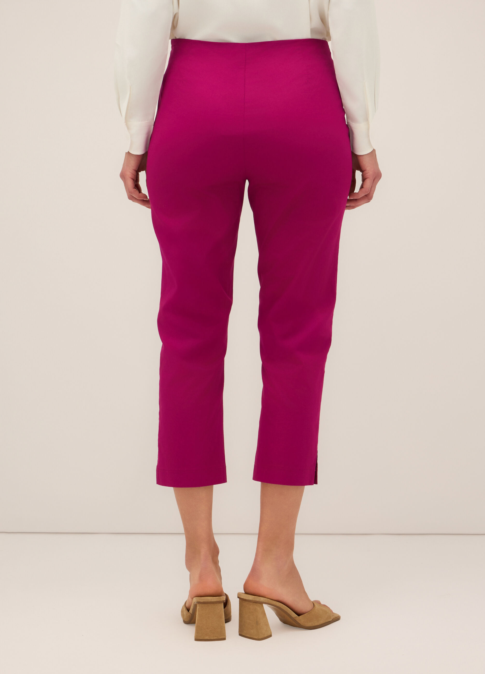 Pantaloni capri in twill di cotone stretch donna_1