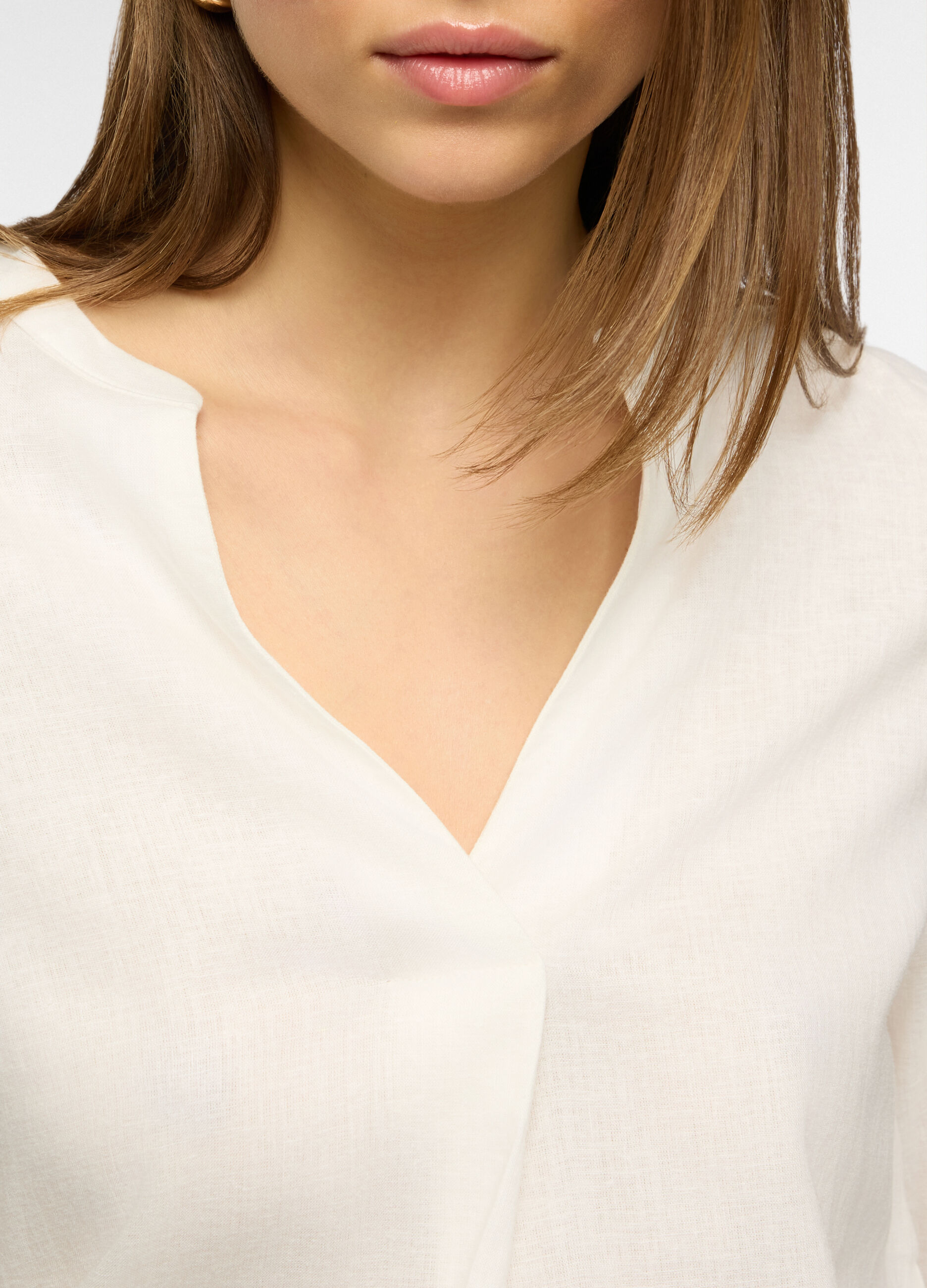 Blusa regular fit con scollo a V misto lino donna_2