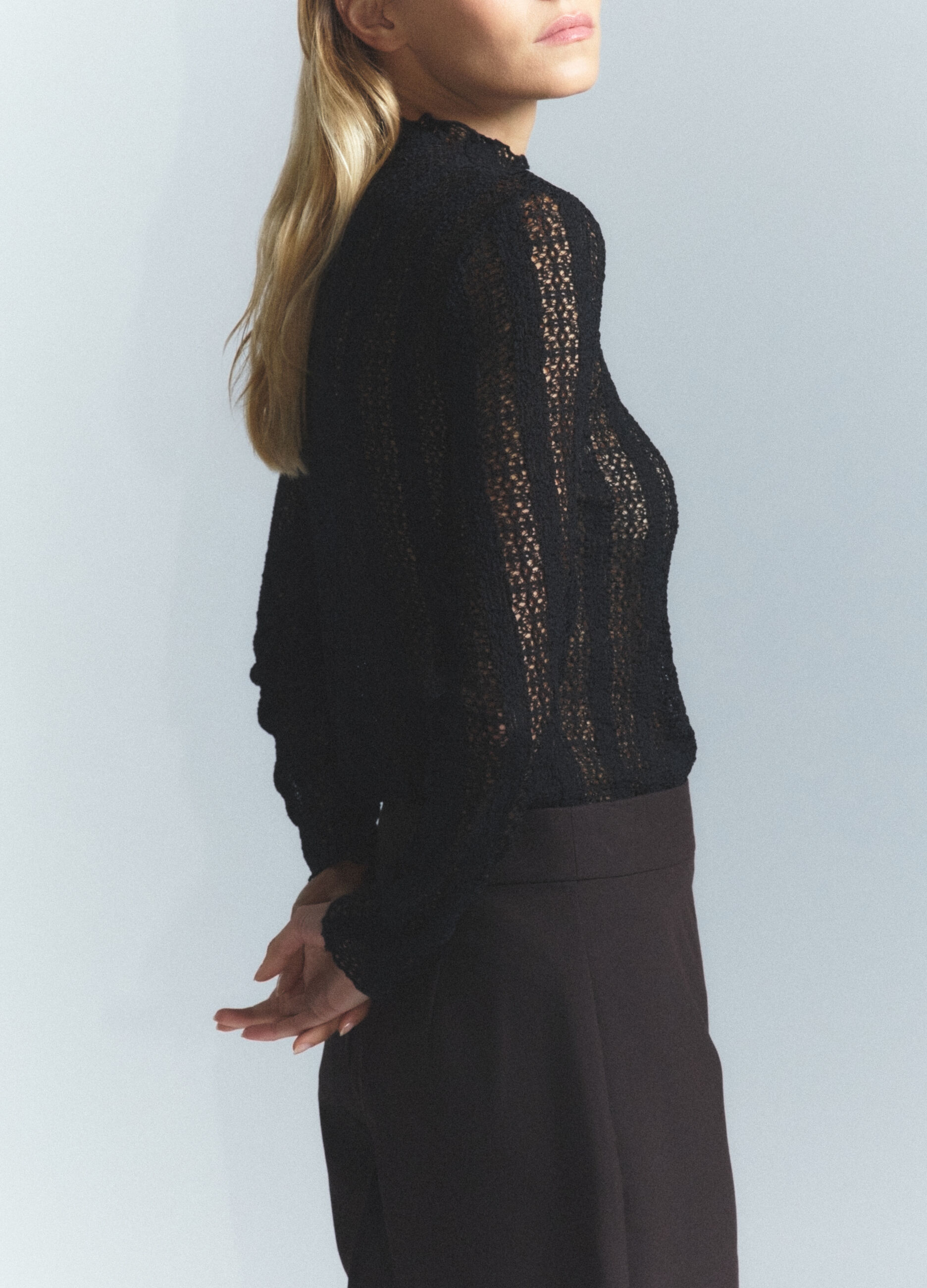 T-shirt a collo alto in pizzo donna_4