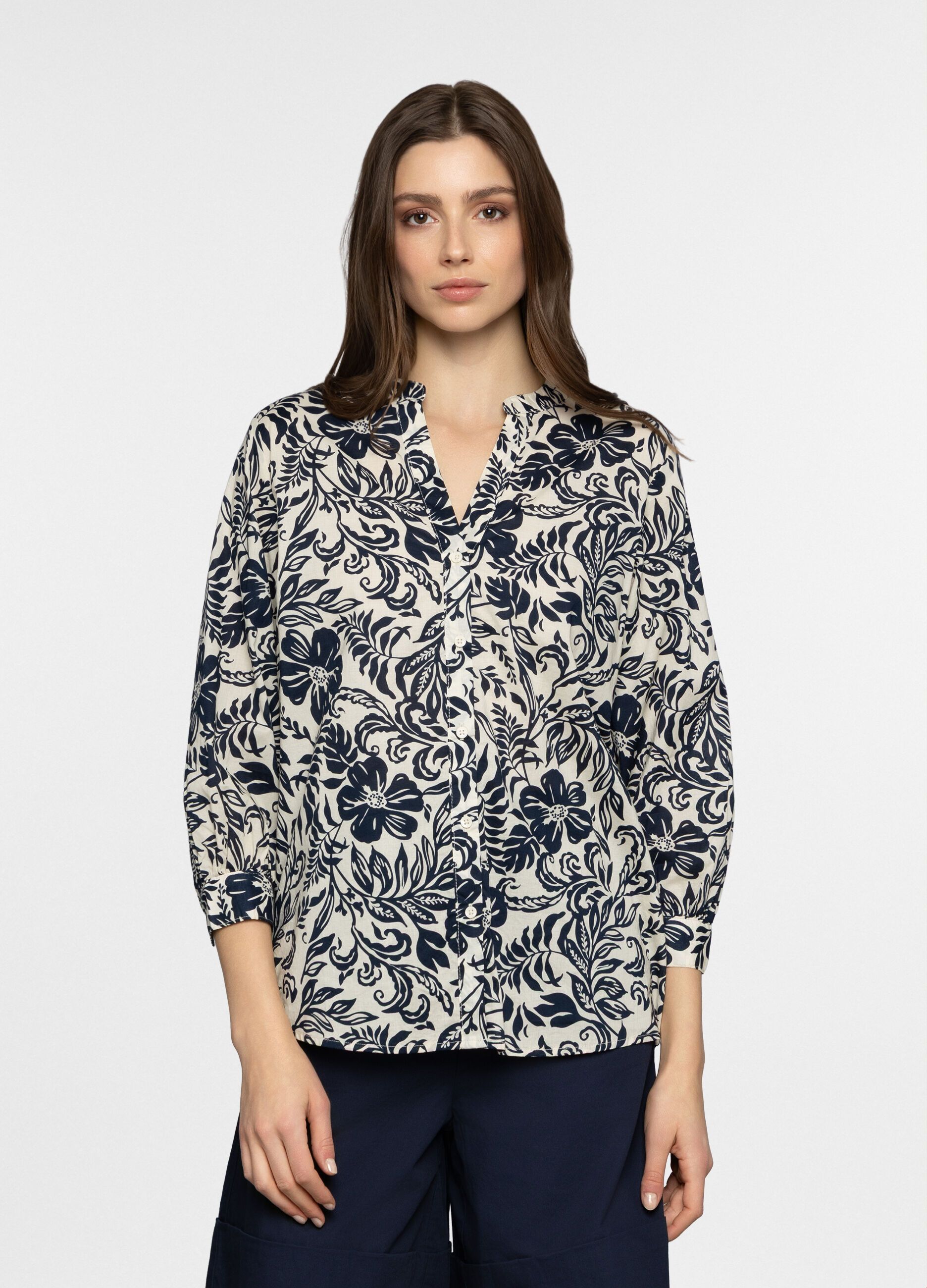 Camicia regular fit con scollo a V in popeline donna_0