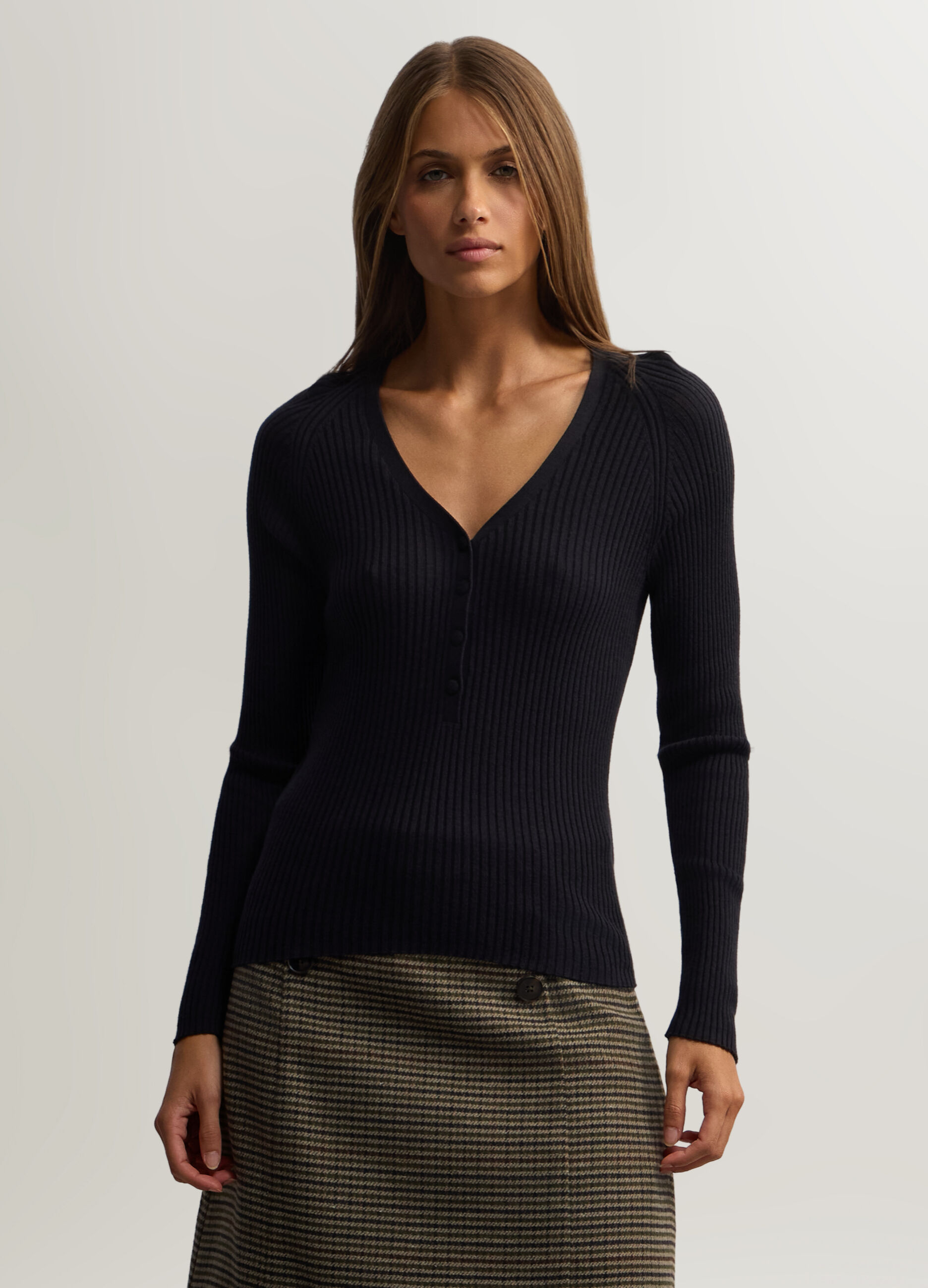 Pullover con scollo a V in costina donna_0