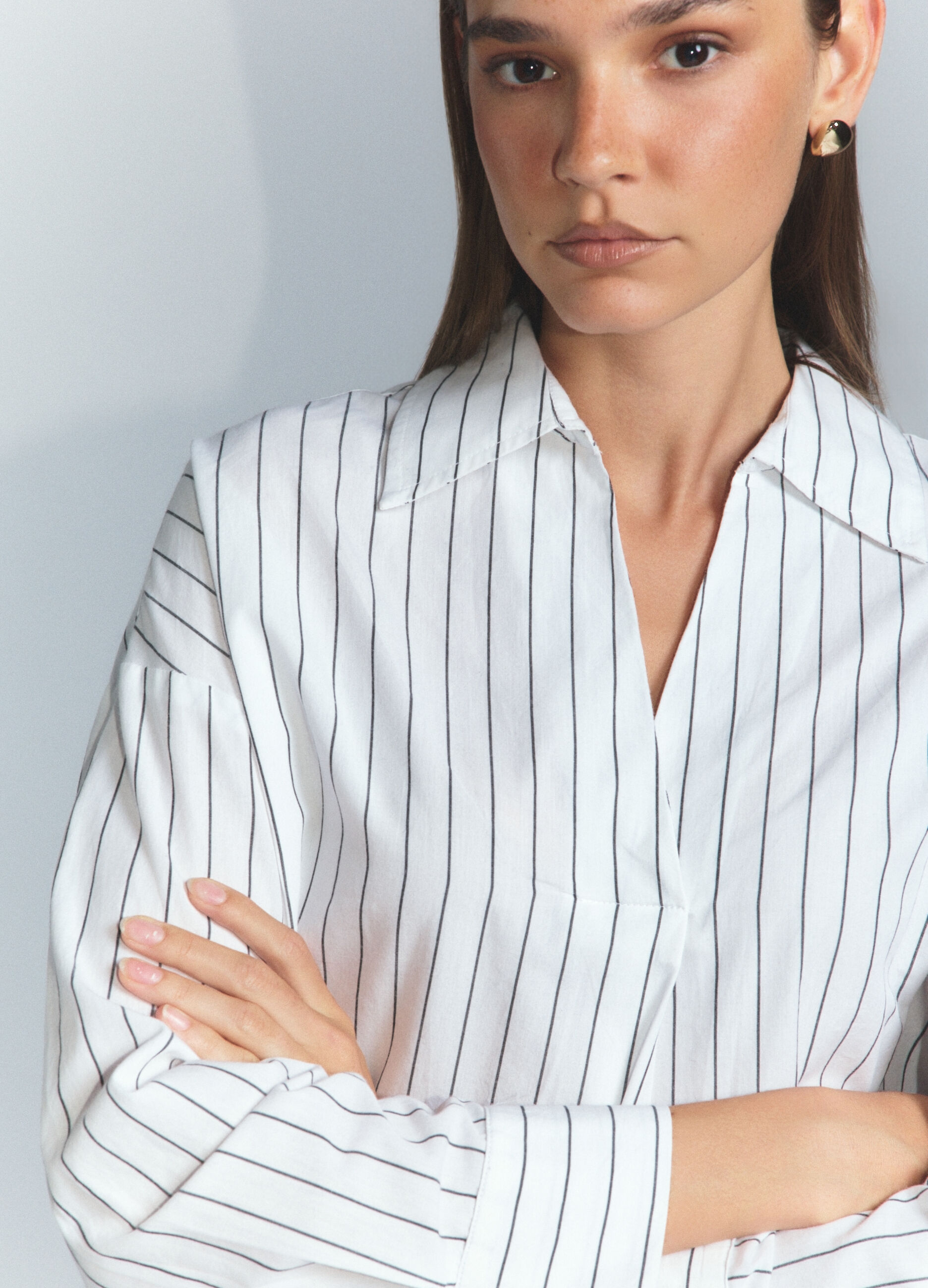 Blusa Fit Regular con scollo a V in popeline di puro cotone donna_4
