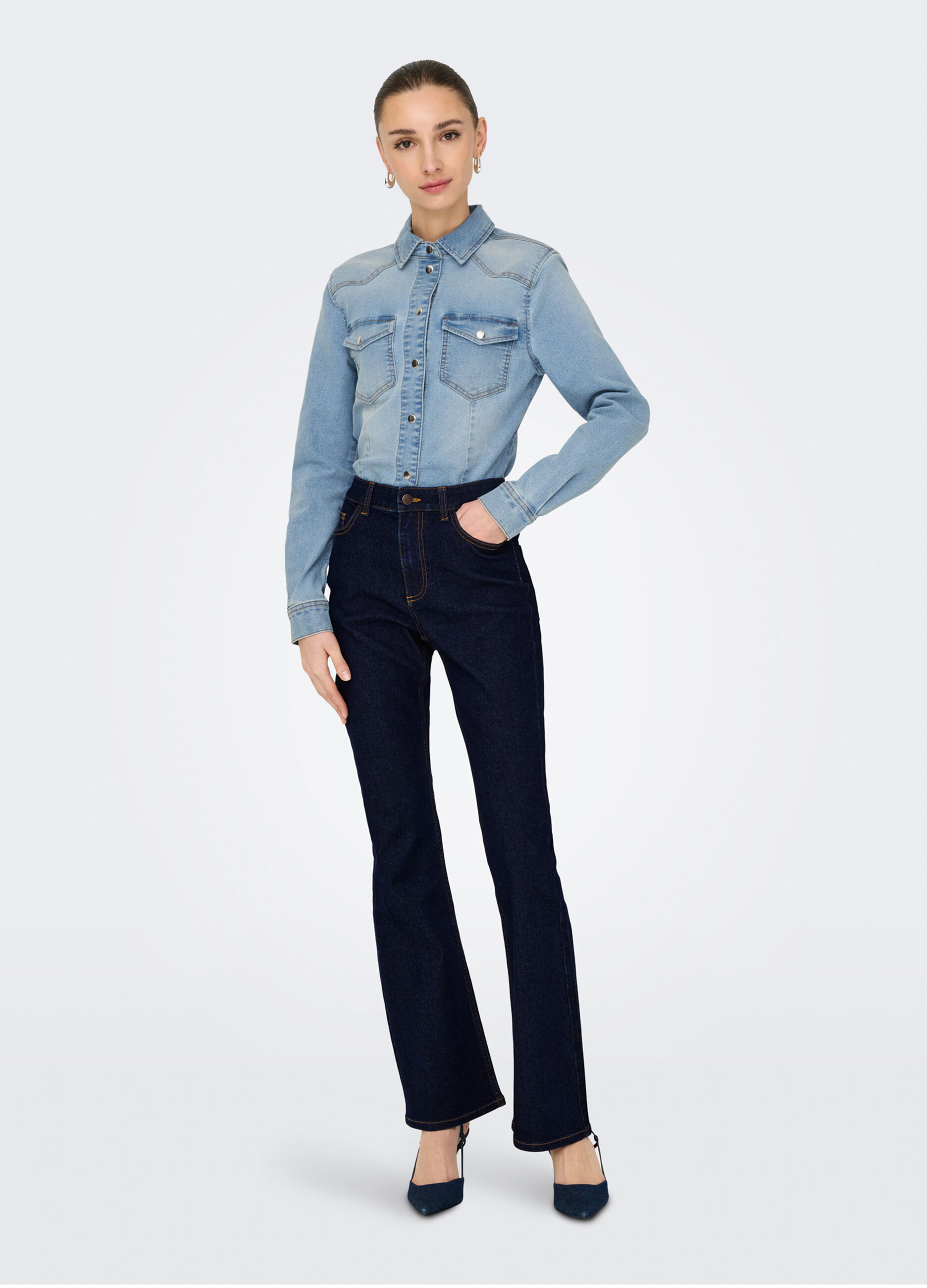 Pantaloni flare fit in denim donna_0