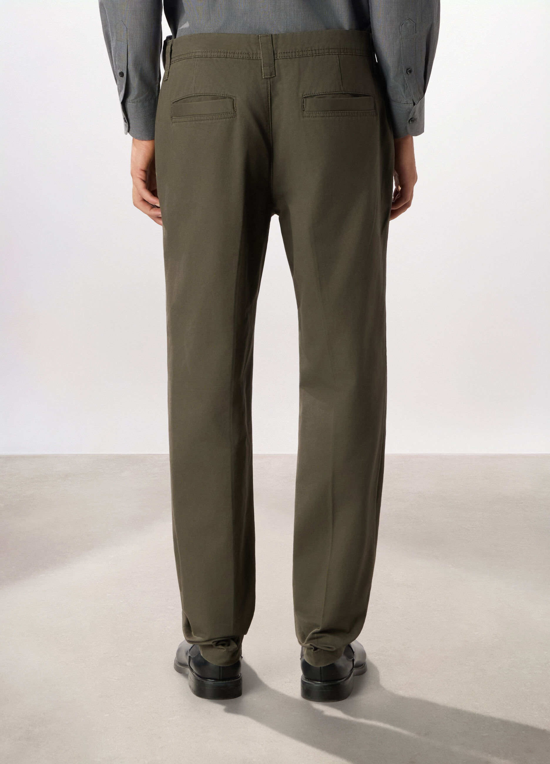 Pantalone chino regular fit in puro cotone_1