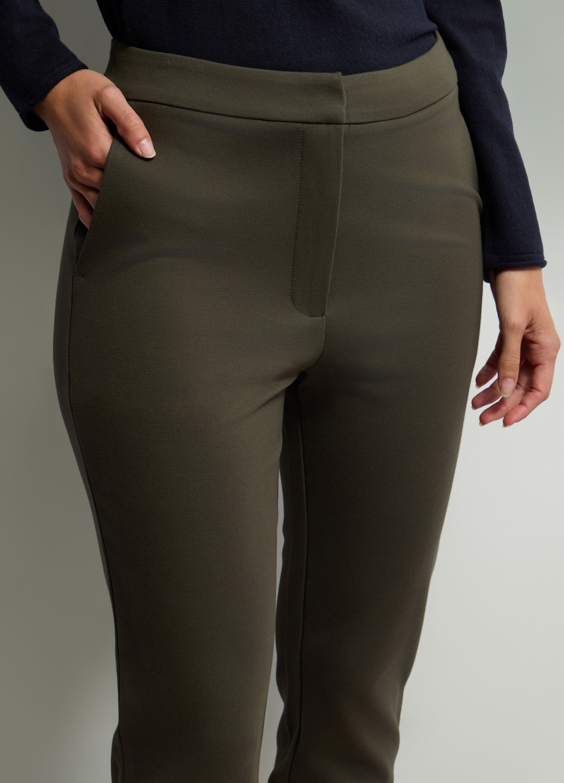 Pantaloni Fit Slim in Punto Milano di misto viscosa stretch donna_3