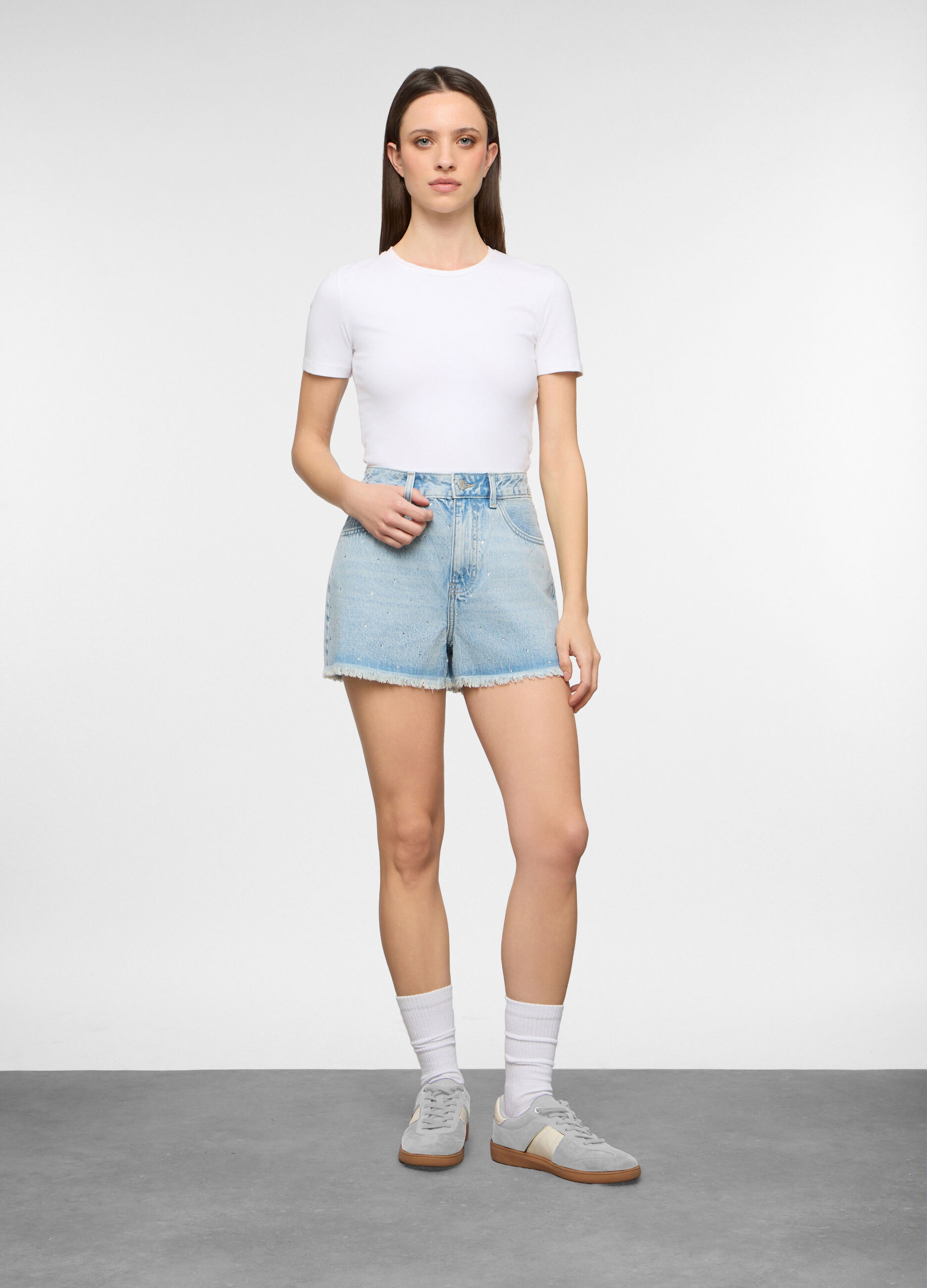 Short Fit Regular con taglio vivo al fondo e strass sul davanti in misto lyocell donna_0