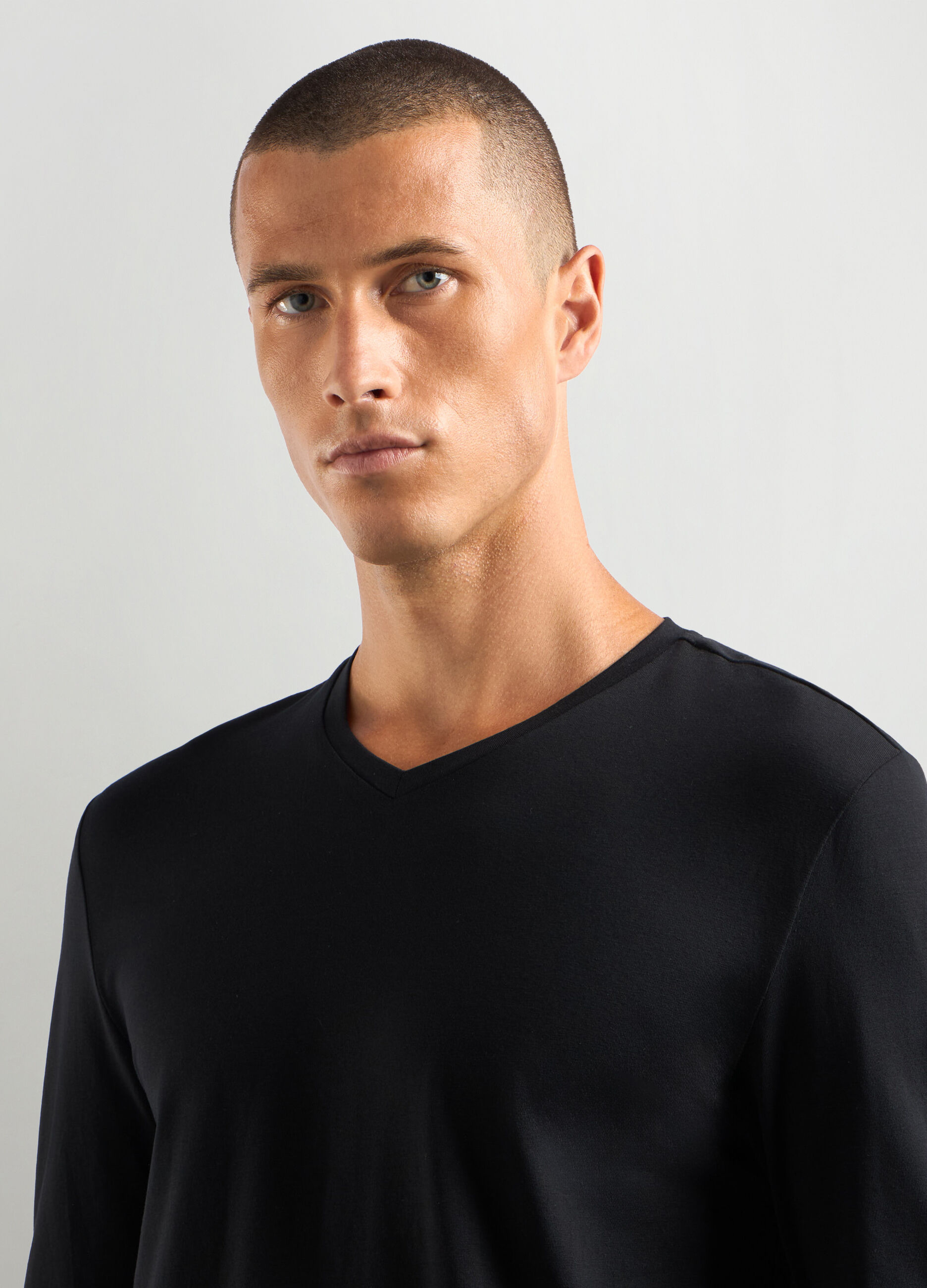 Maglia scollo a V in cotone stretch uomo_2