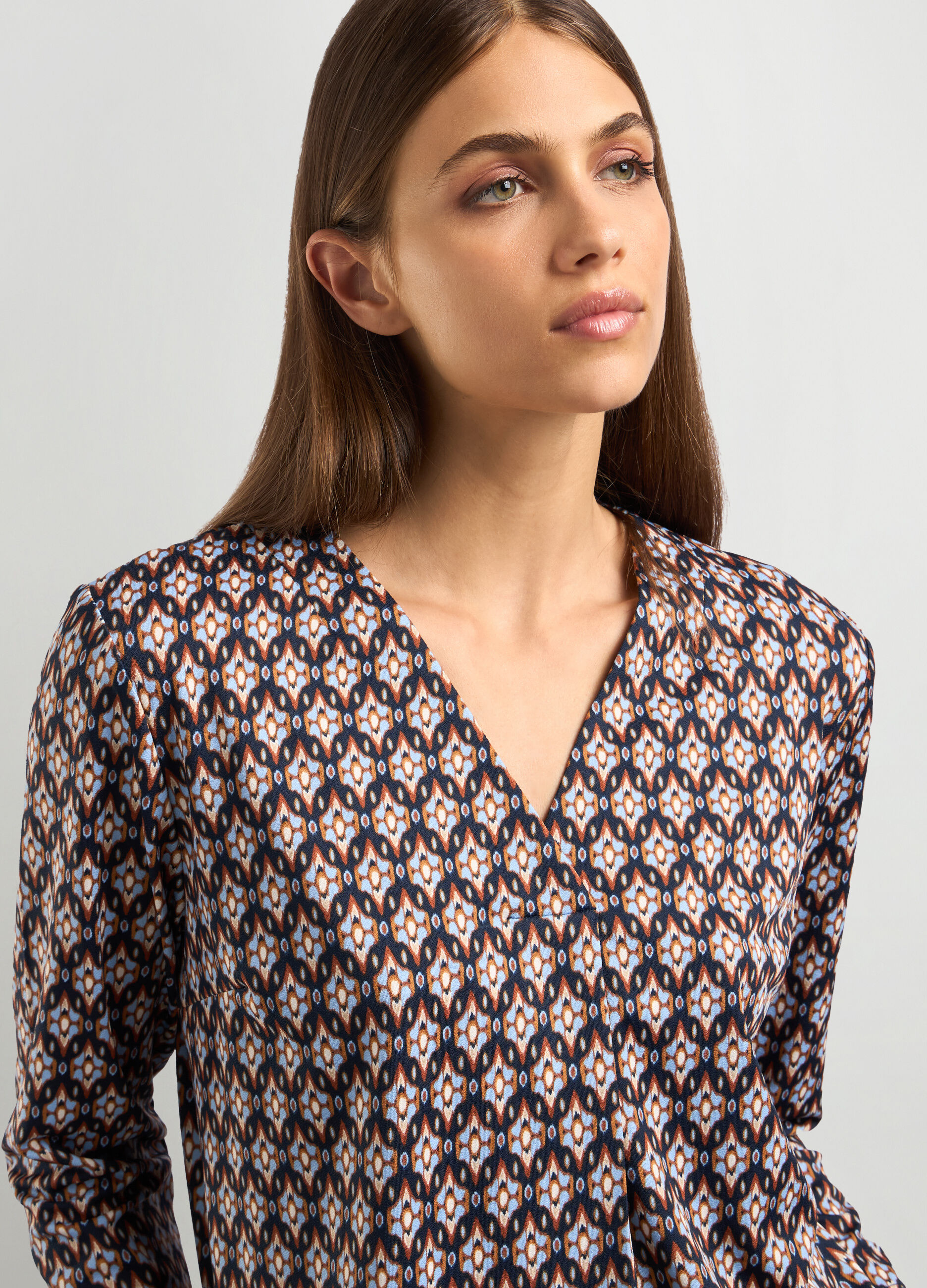 T-shirt con scollo a V donna_2