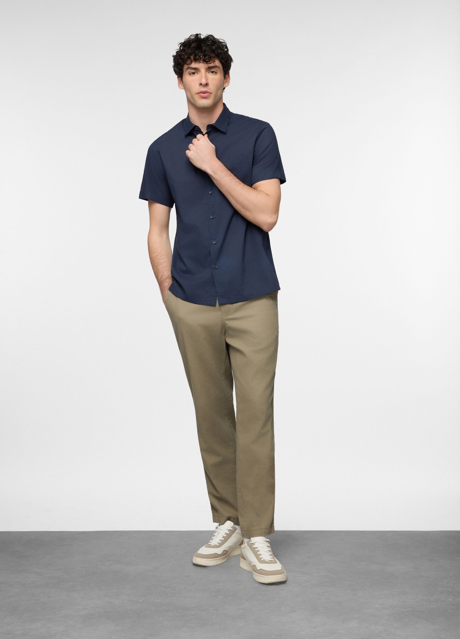 Pantalone chino relaxed fit in misto cotone e lino uomo_0