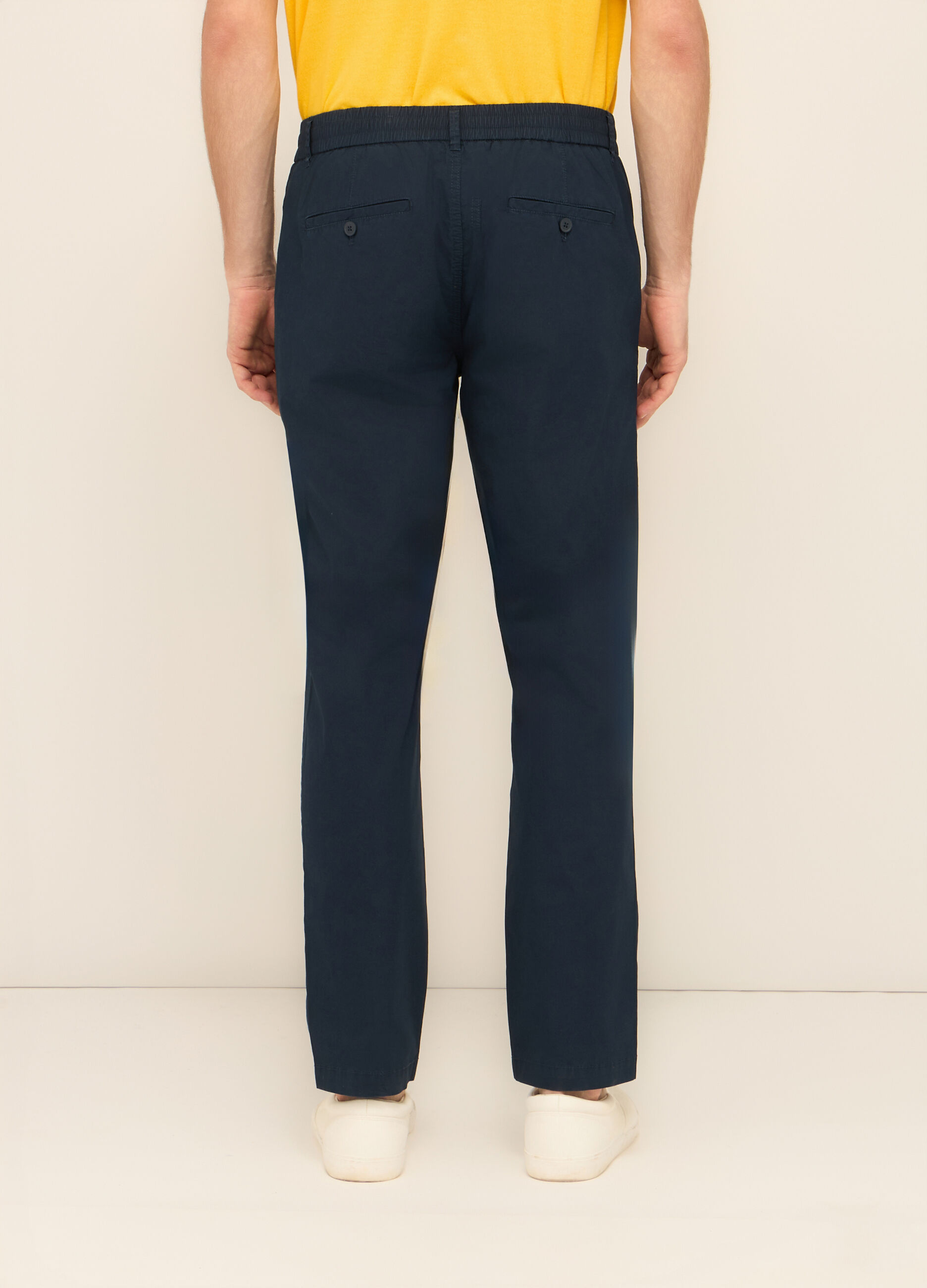 Pantaloni chino in cotone stretch con coulisse uomo_1