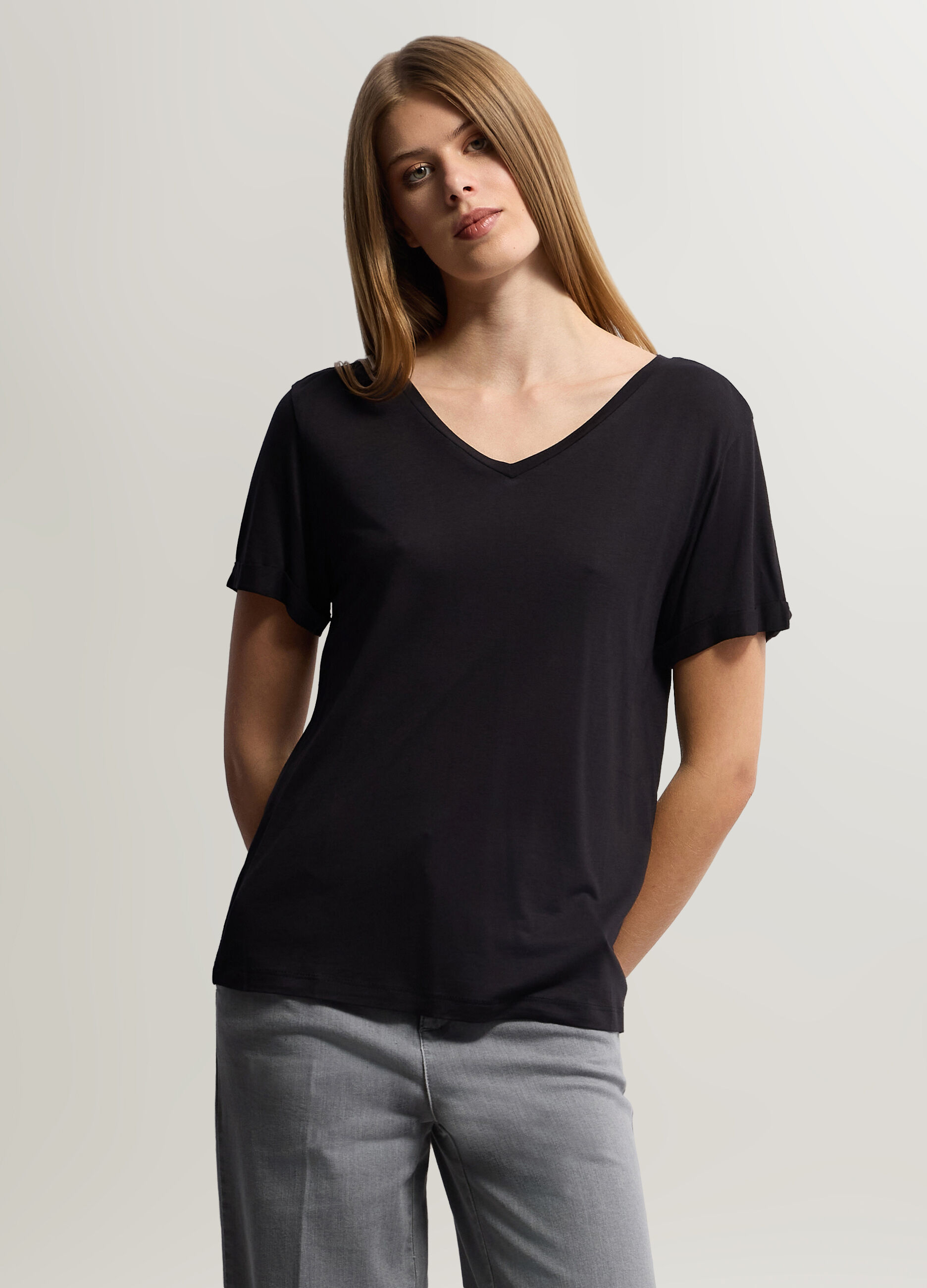 T-shirt con scollo a V donna_0