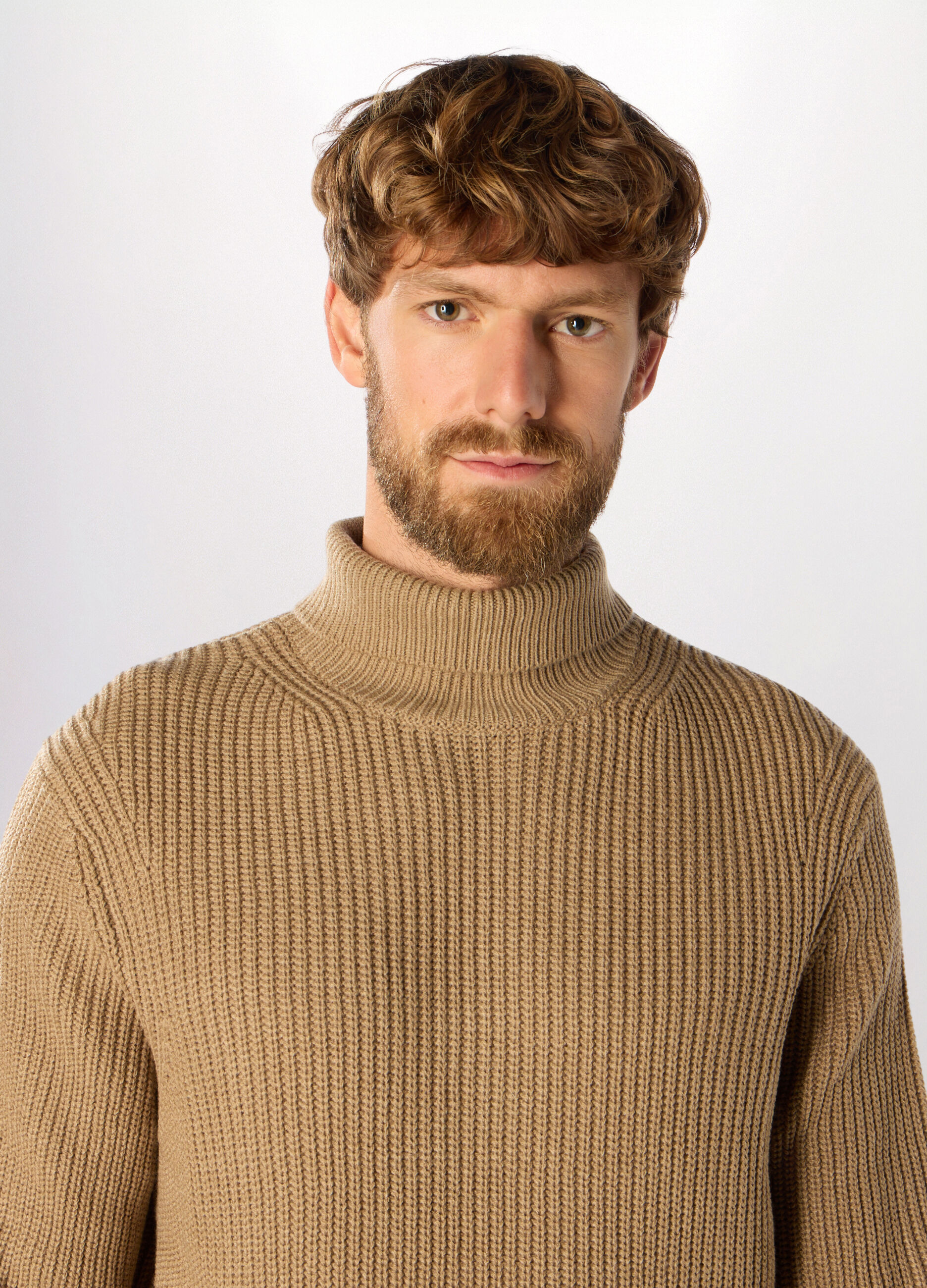 Maglione collo alto a costa inglese uomo_2