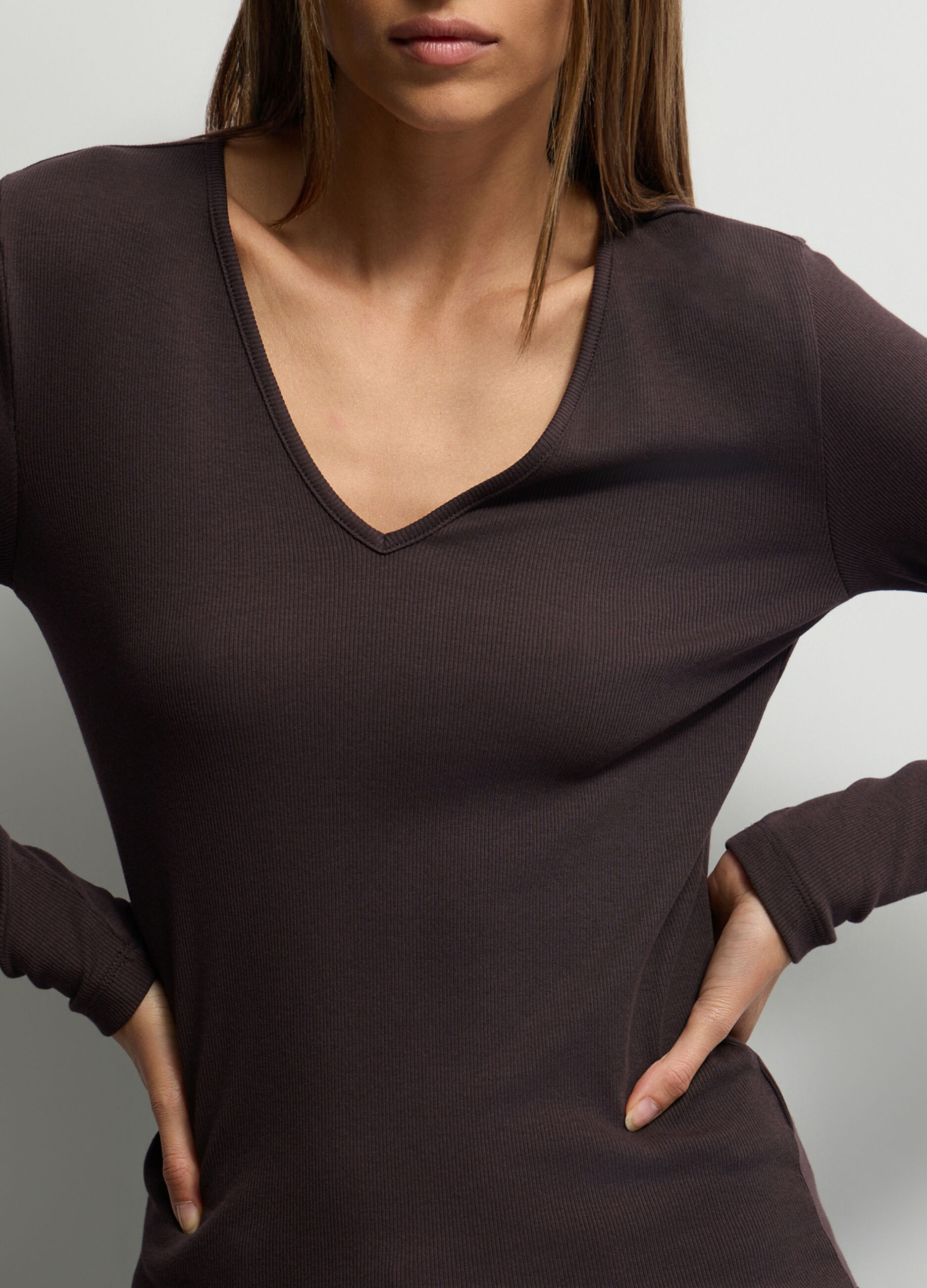 T-shirt Fit Slim con scollo a V stretch donna_2