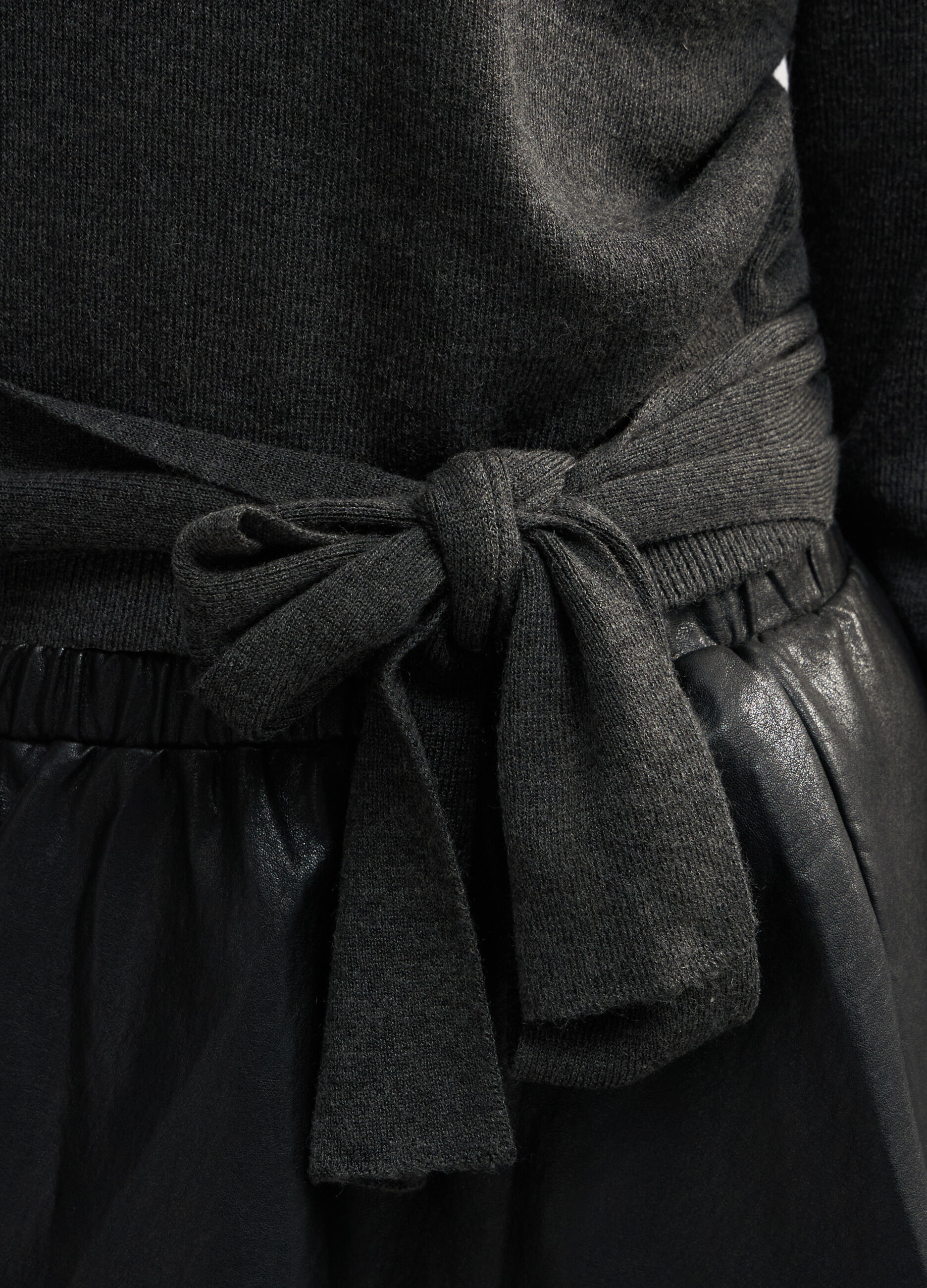 Pullover con scollo a V in costina donna_2