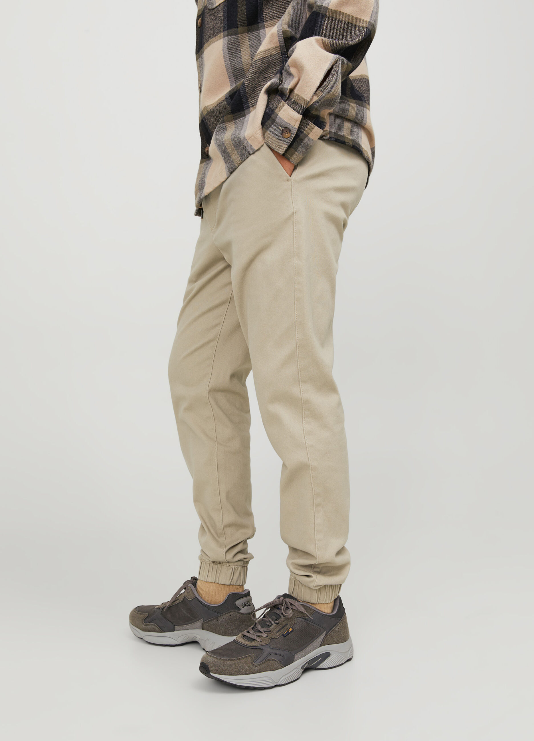 Jogger regular fit ibridi in twill di cotone uomo_4