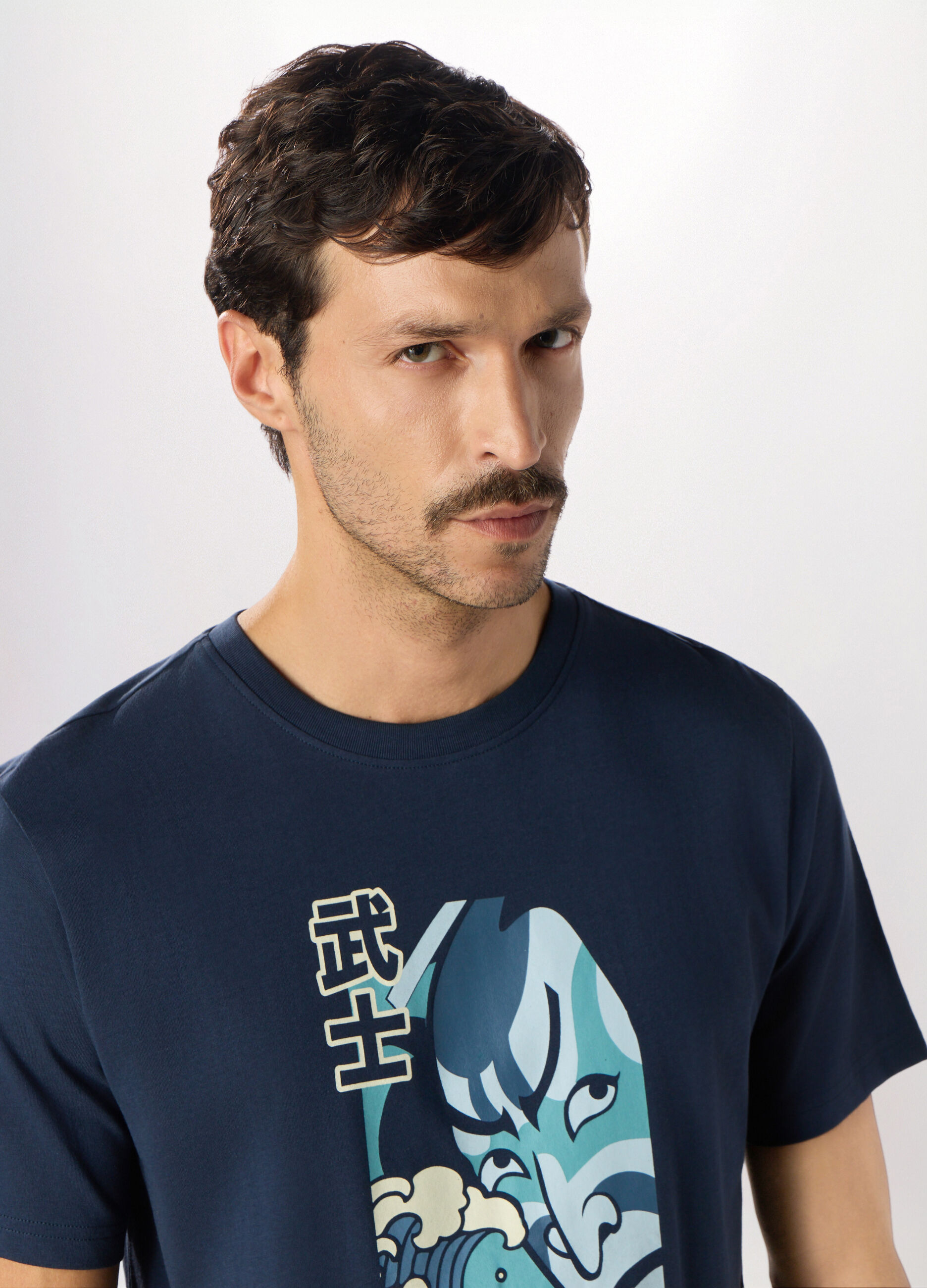 T-shirt girocollo con stampa samurai in cotone uomo_2