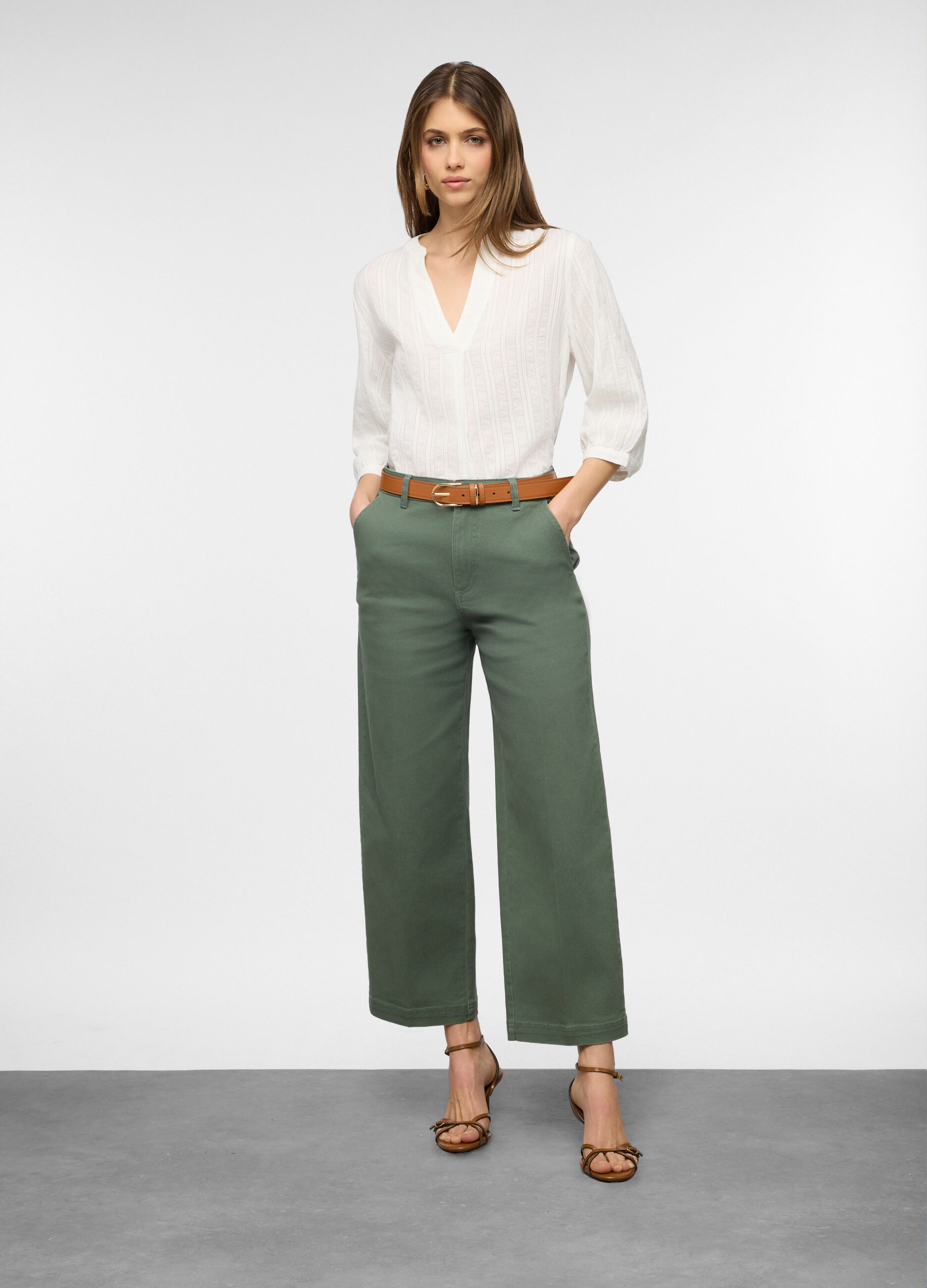 Camicia fit regular con scollo a V in puro cotone donna_0