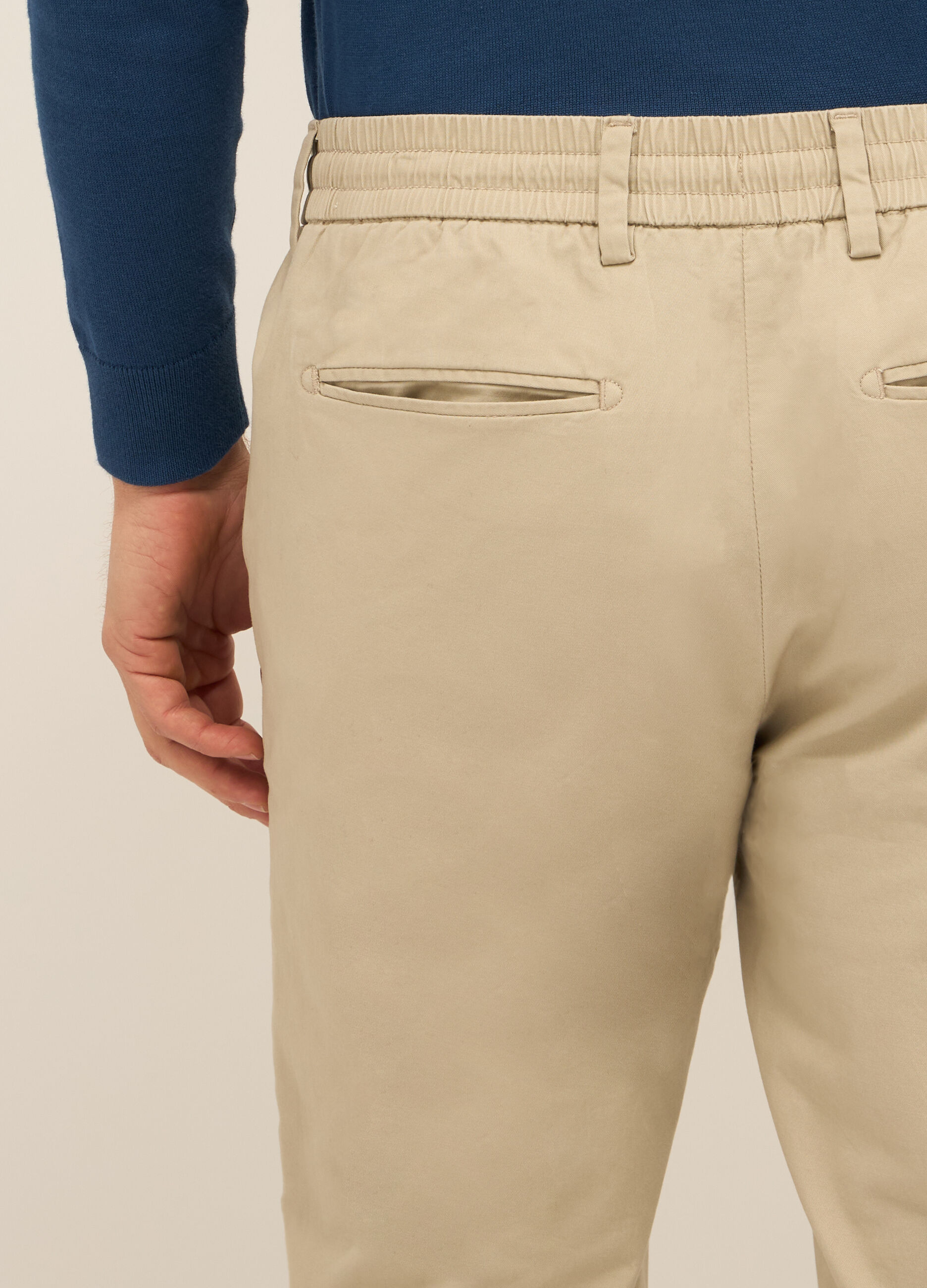 Pantaloni chino regular fit in cotone stretch uomo_2