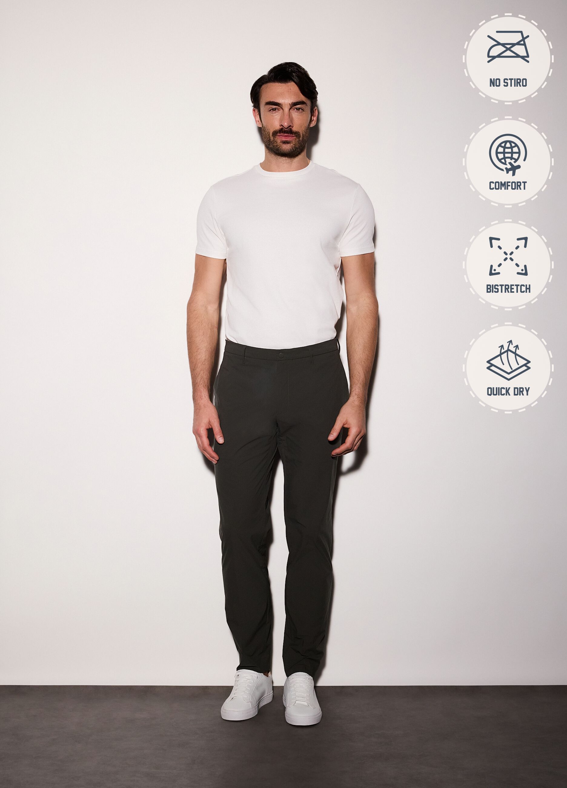 Pantaloni chino slim fit in tessuto tecnico uomo_0