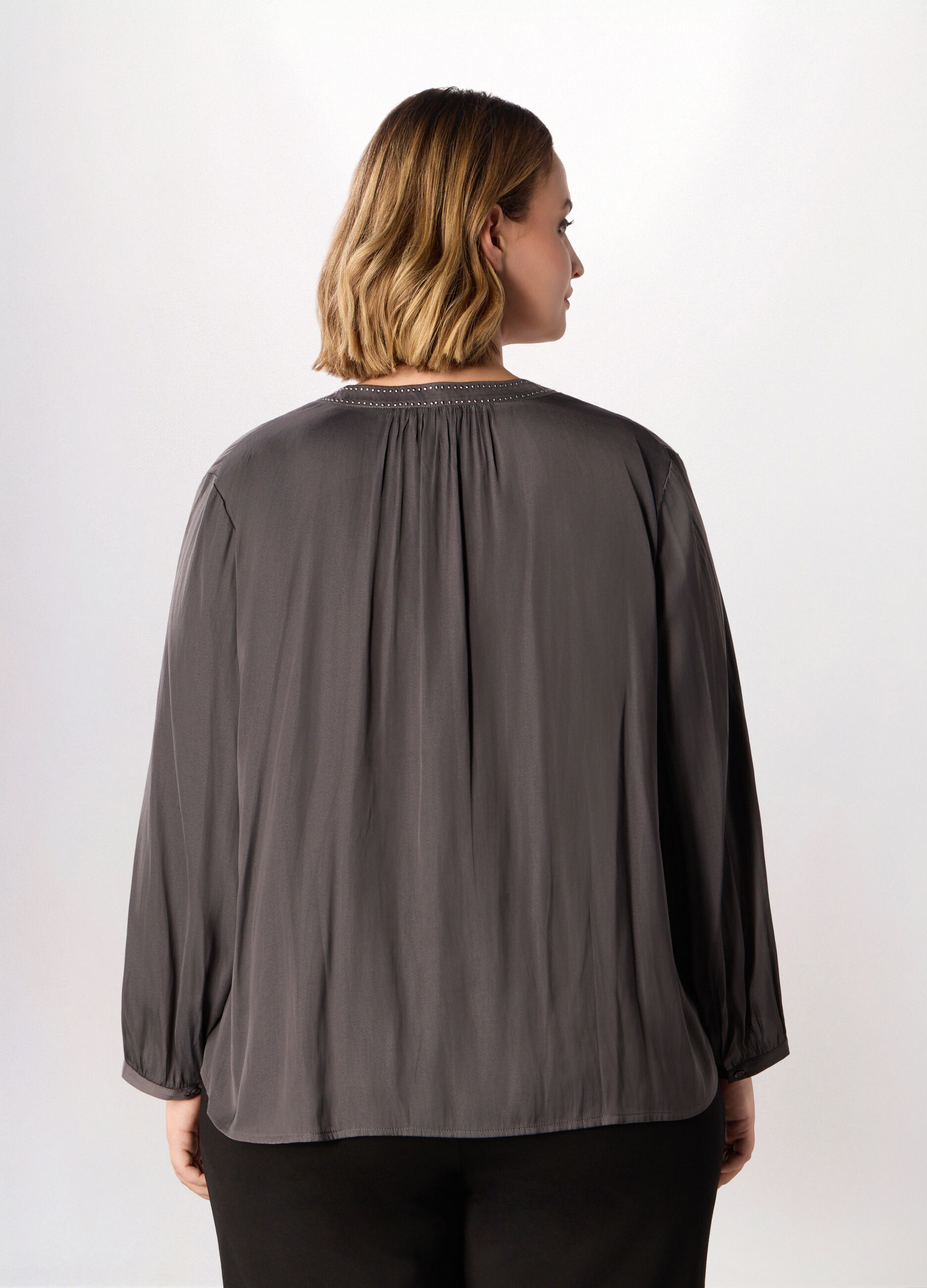 Blusa in raso con scollo a V donna curvy_1